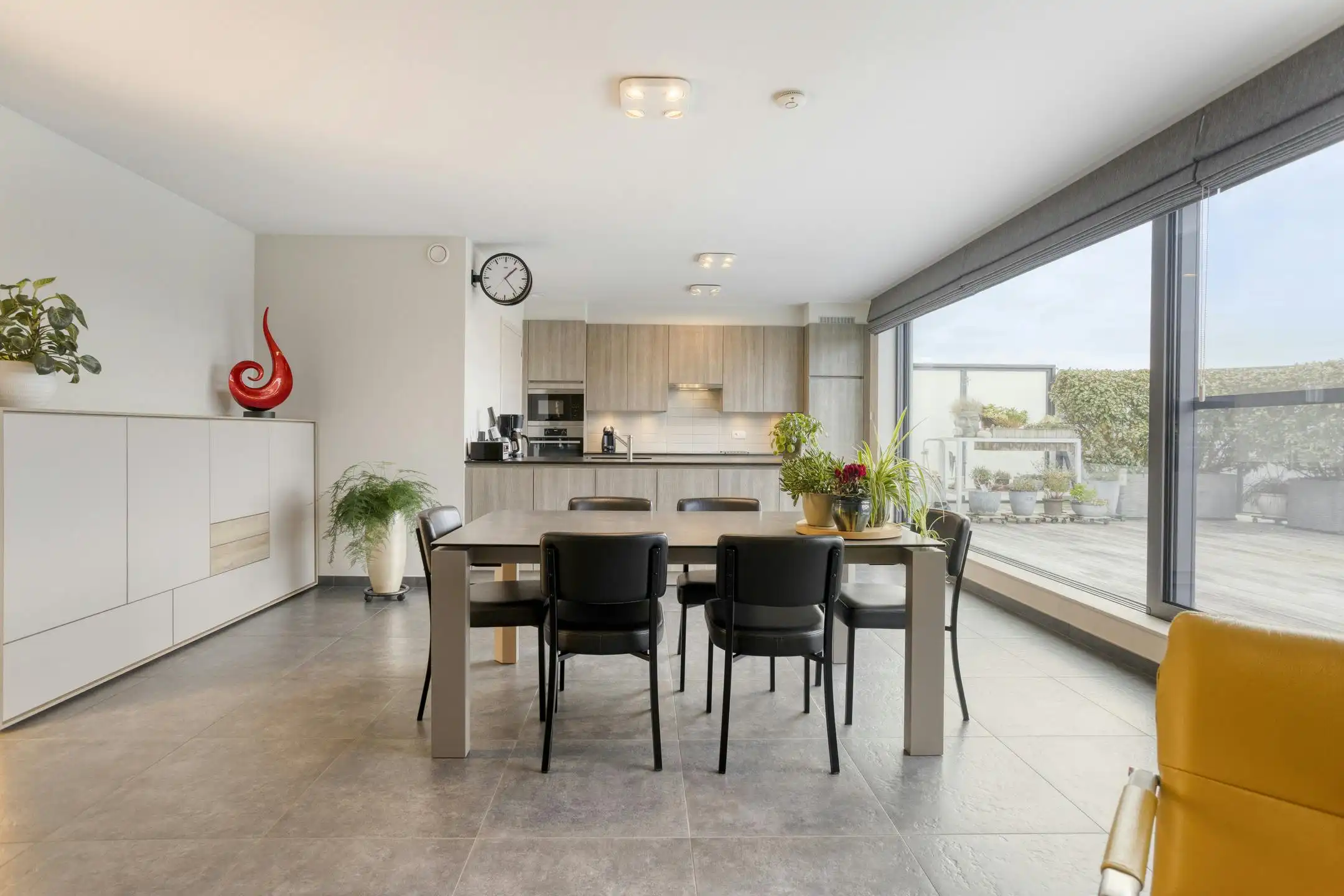 Appartement met 3 slaapkamers, garage en autostaanplaats te koop in Waarschoot foto 4