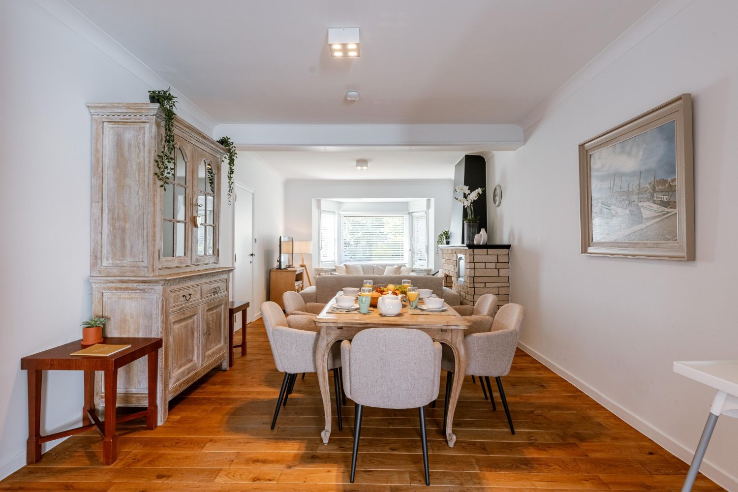 Modern gerenoveerde woning met 2 slaapkamers ( + 2 slaapkamers extra mogelijk) in De Panne foto {{pictureIndex}}