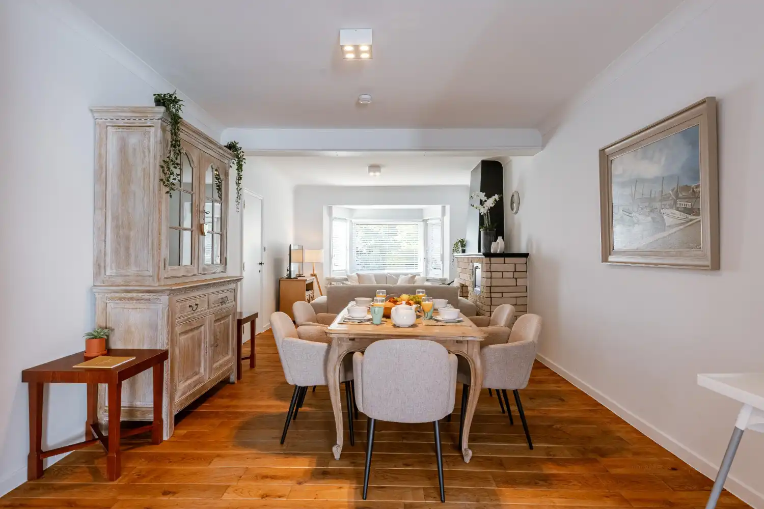 Modern gerenoveerde woning met 2 slaapkamers ( + 2 slaapkamers extra mogelijk) in De Panne foto {{pictureIndex}}