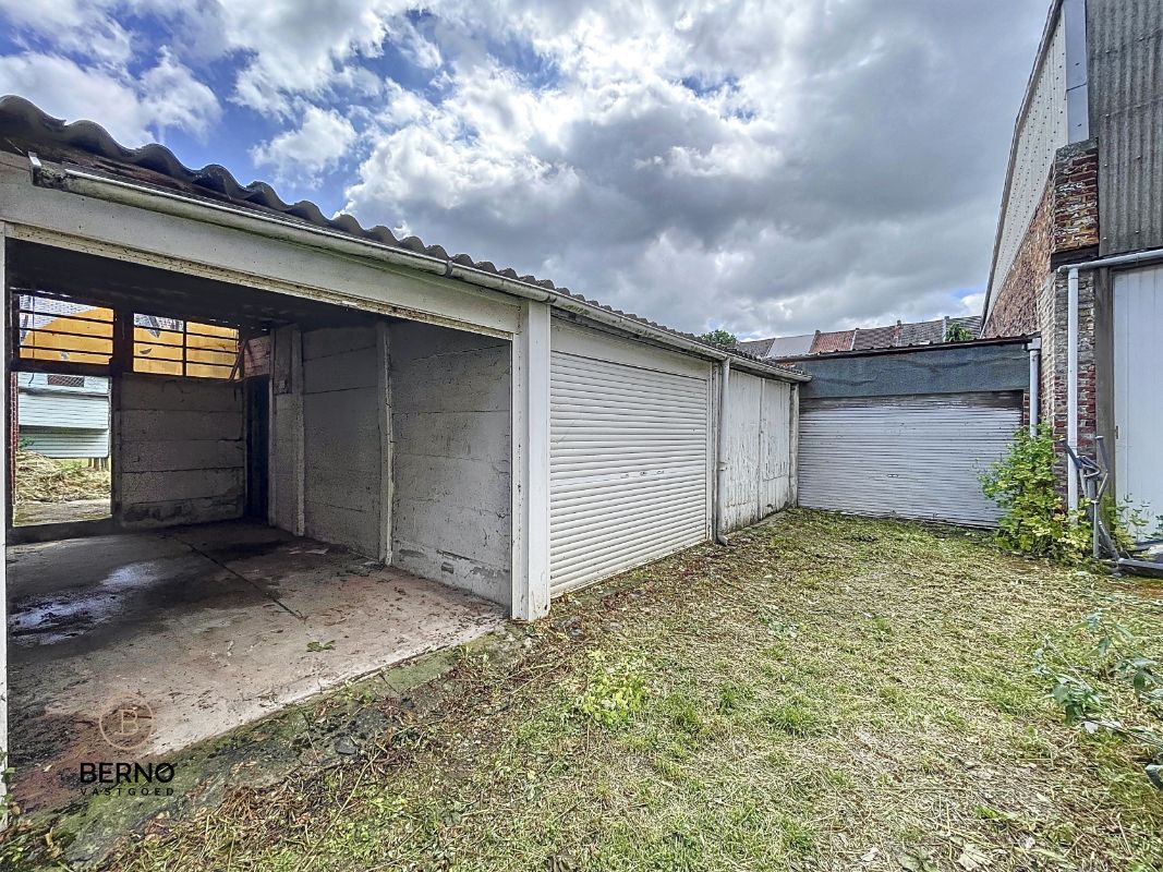 Te renoveren, ruime rijwoning met tuin en garageboxen foto 11