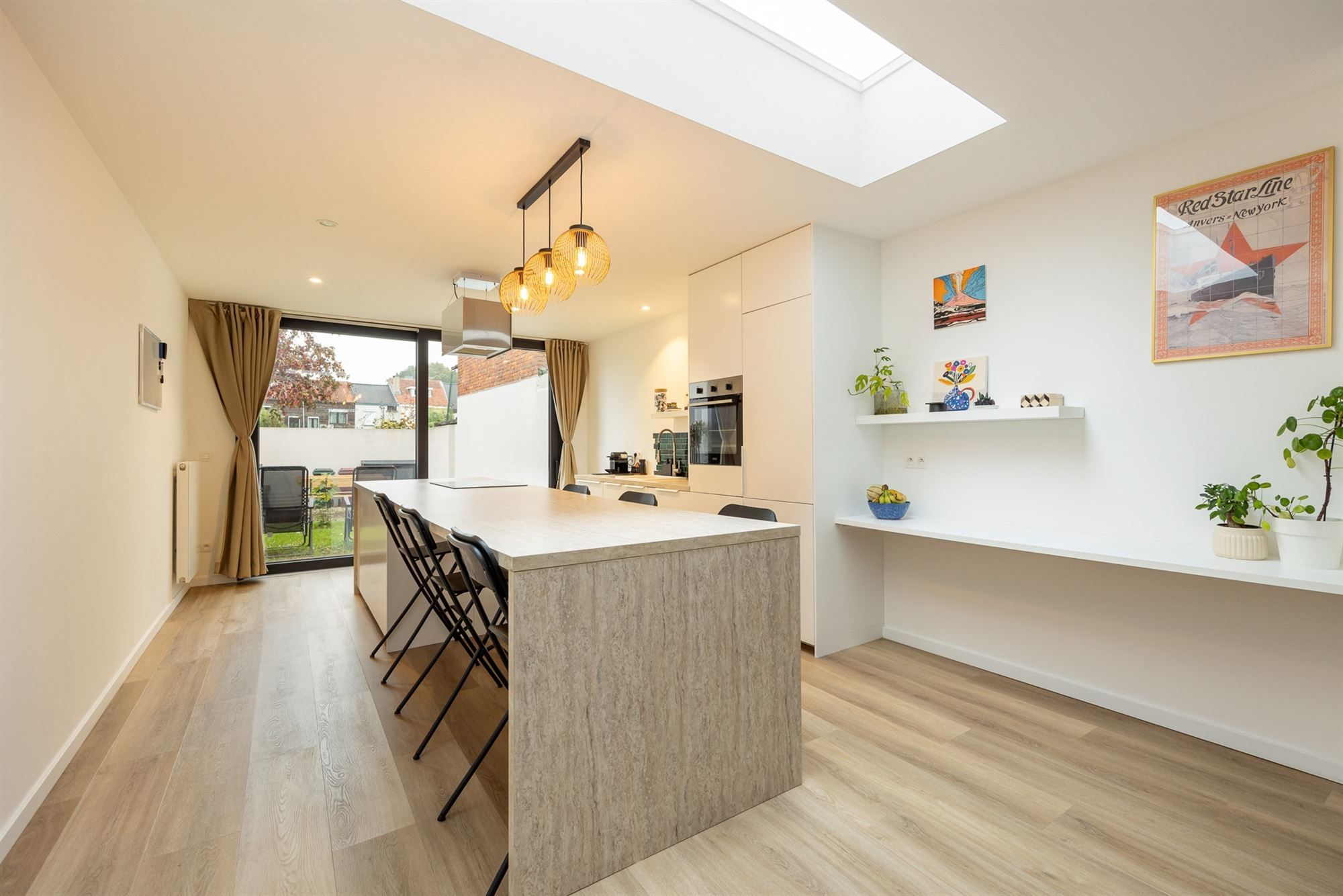 Modern gerenoveerde woning met 2 slpkmrs. en tuin foto 8