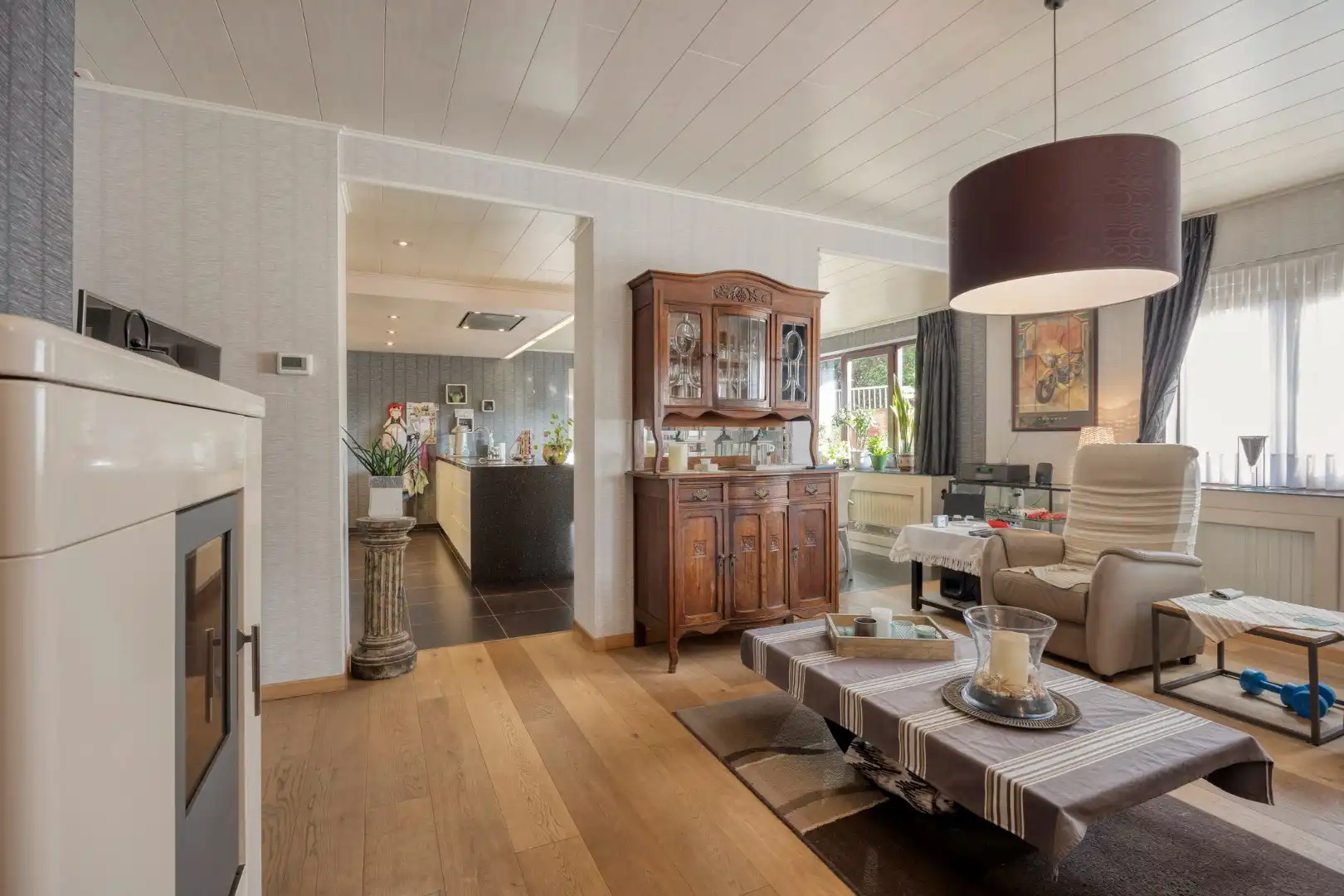 Ruim ingedeelde woning met o.a. 4 slpks op een rustig gelegen perceel van 1.069 m². foto 2