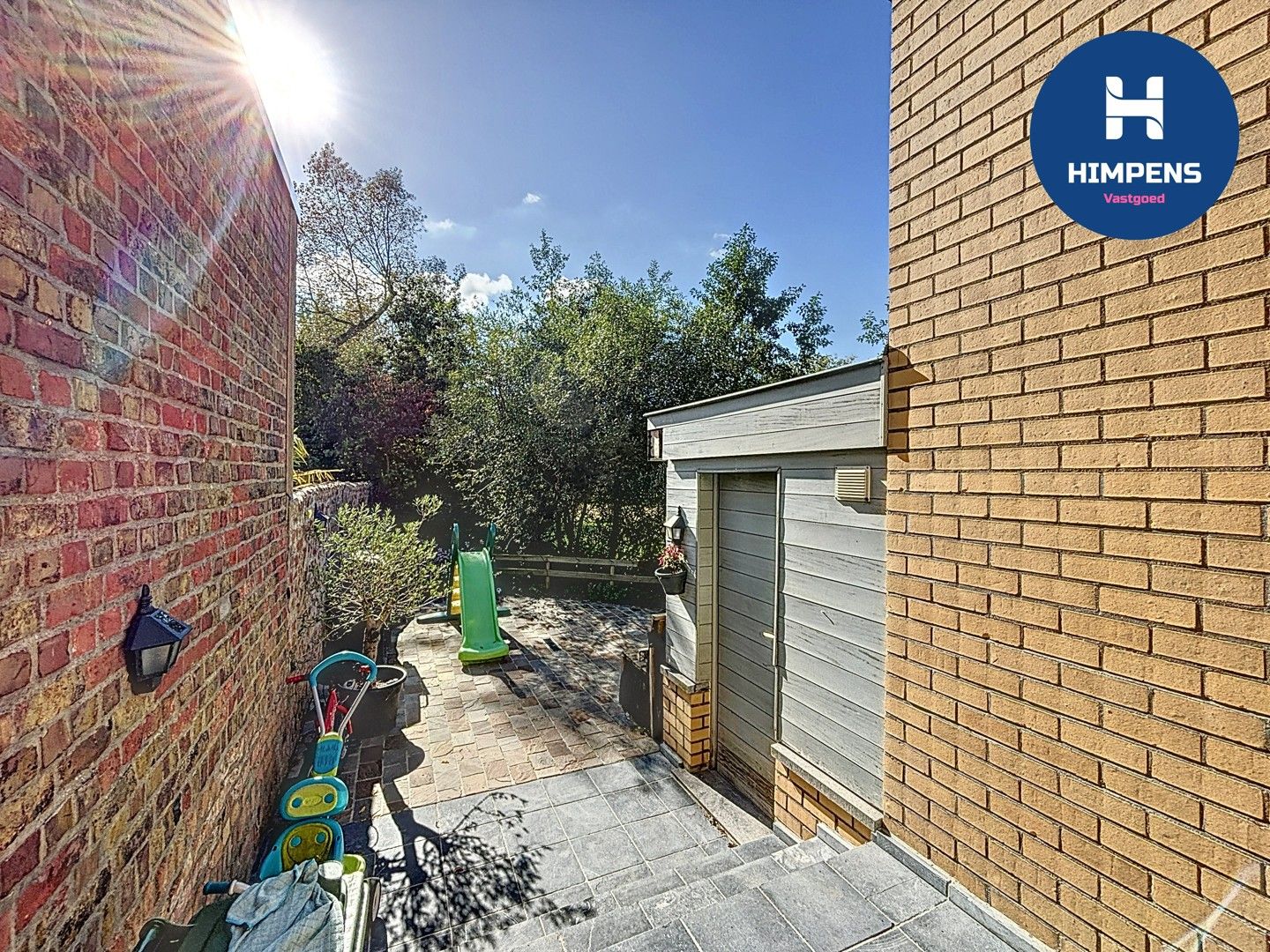 Prachtige lichtrijke rijwoning in hartje Veurne met terras, open keuken en 4 slaapkamers foto 19