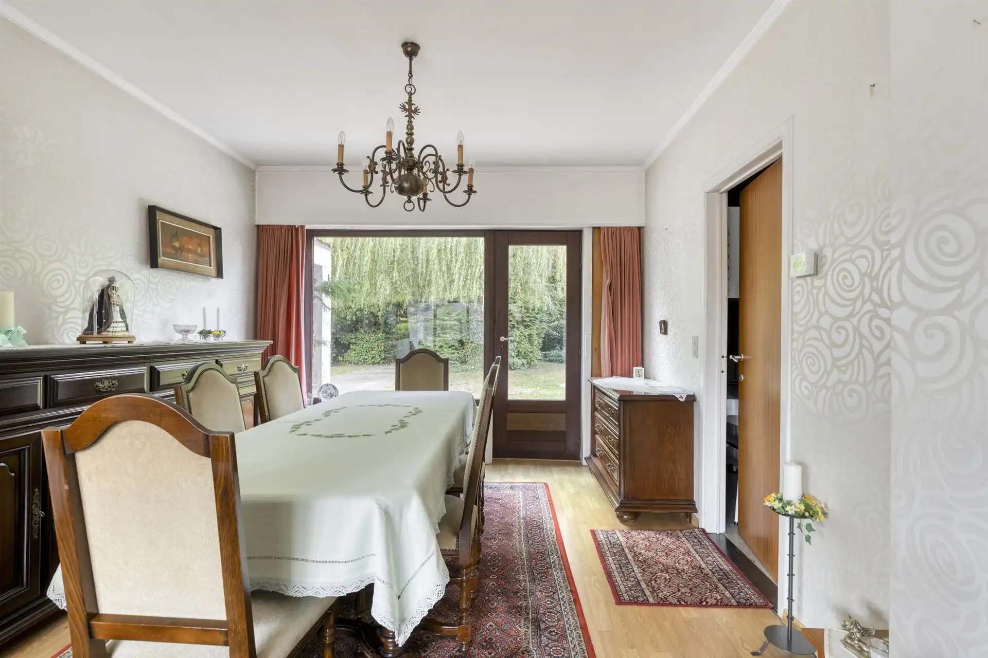 Te renoveren woning met 4 slaapkamers, 2 garages en tuin.  foto 6
