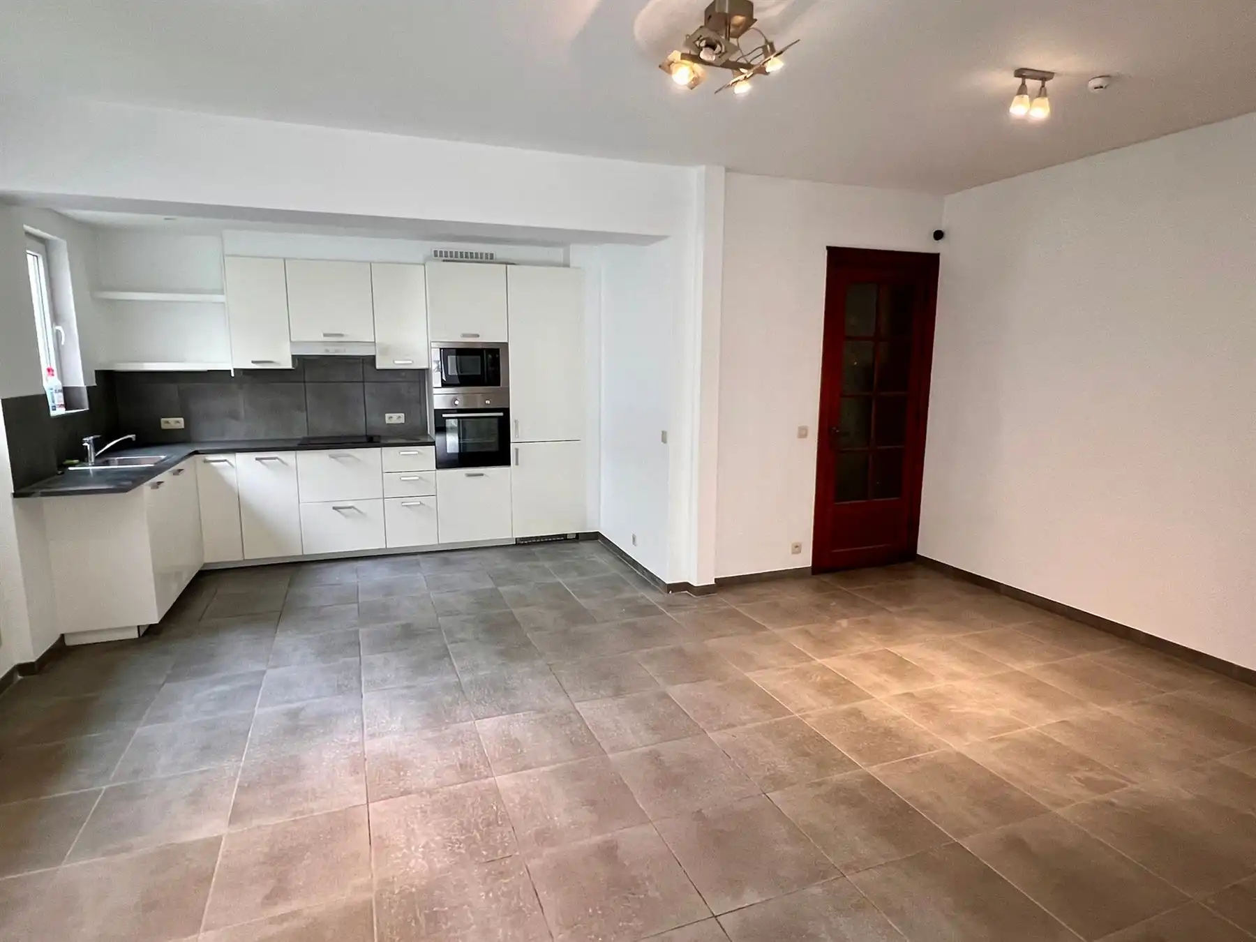 Aangename woning met 5 slaapkamers en garage foto 3