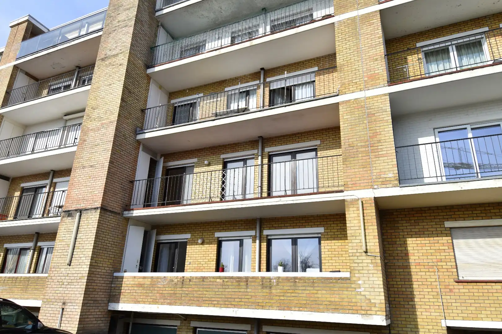 Gezellig centrum appartement met 3 slaapkamers, zonnig terras, kelderberging én garage te koop in Kortrijk foto 2