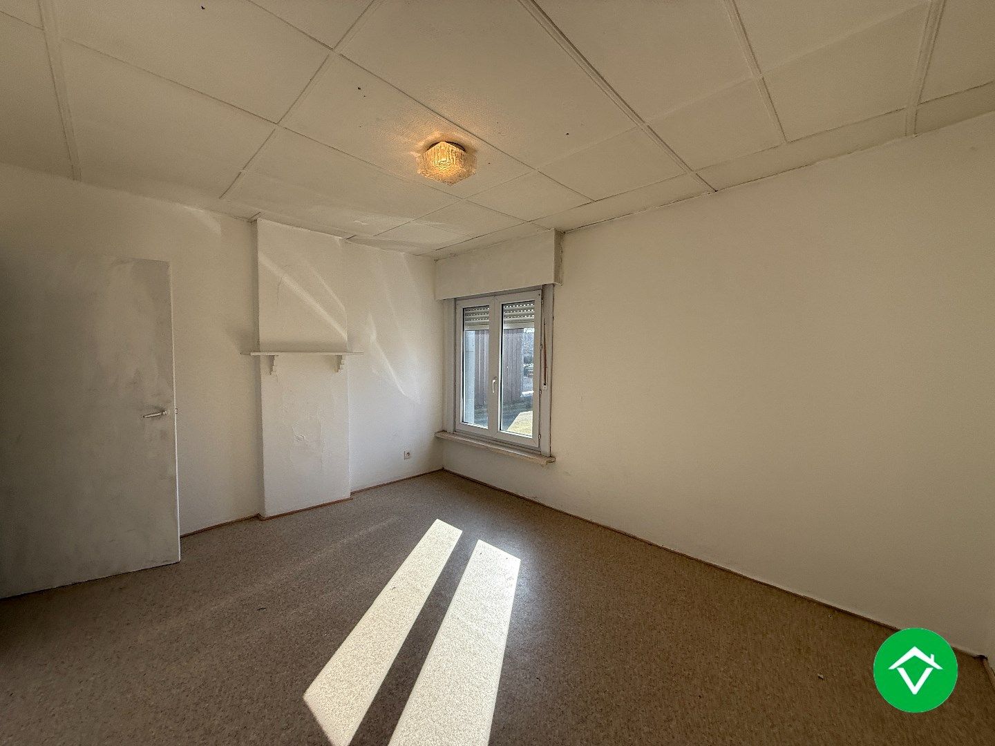 Instapklare rijwoning met 2 slaapkamers, zolder en koer in centrum Roeselare foto 15