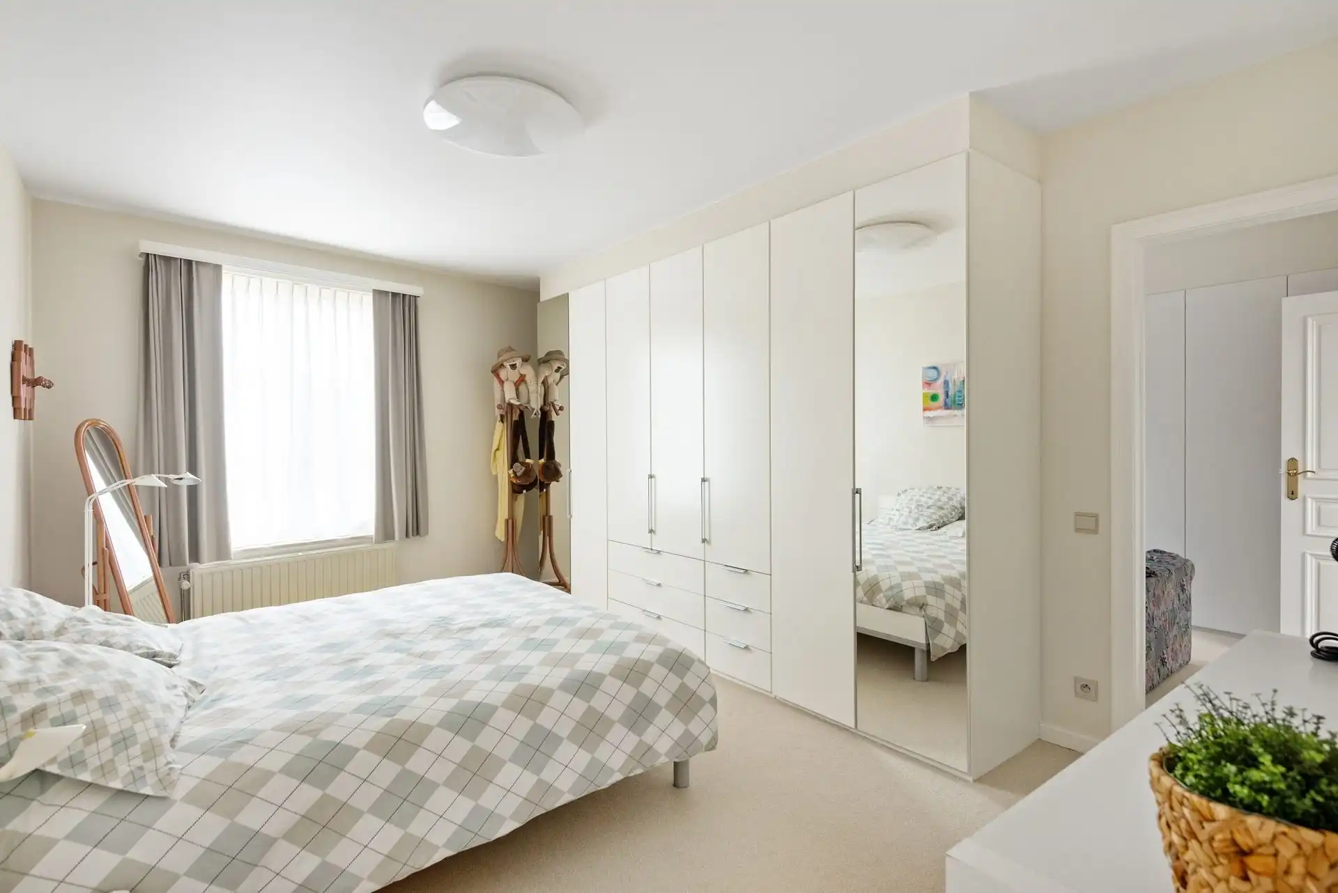 GELIJKVLOERS KANTOOR MET WONING foto 18