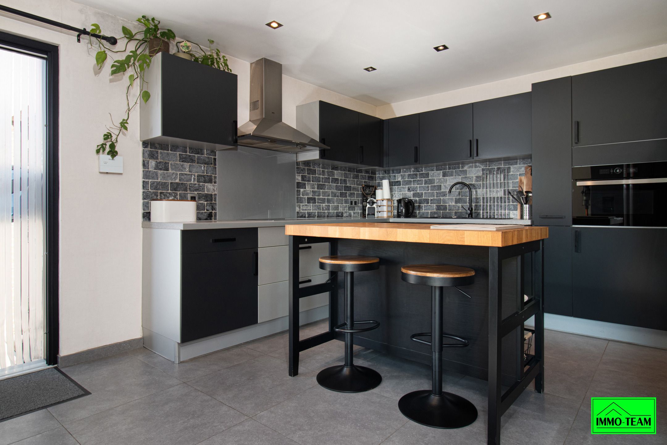 Gezellige, gerenoveerde 3-gevelwoning met 5 slaapkamers foto 9