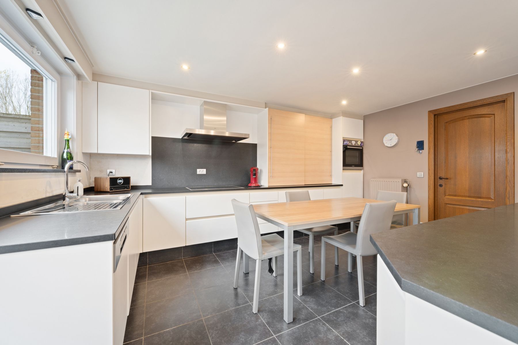 Rustig en centraal gelegen instapklare woning met garage. foto 4