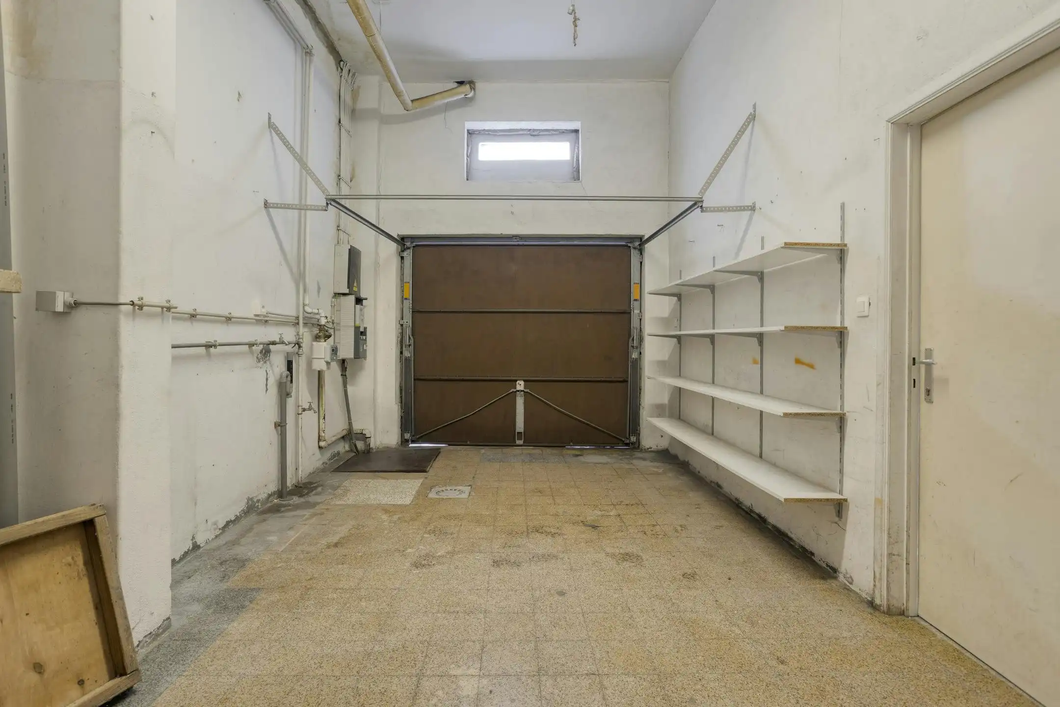 Bel-étage huis te koop met ruime garage en zicht op de vaart foto 4