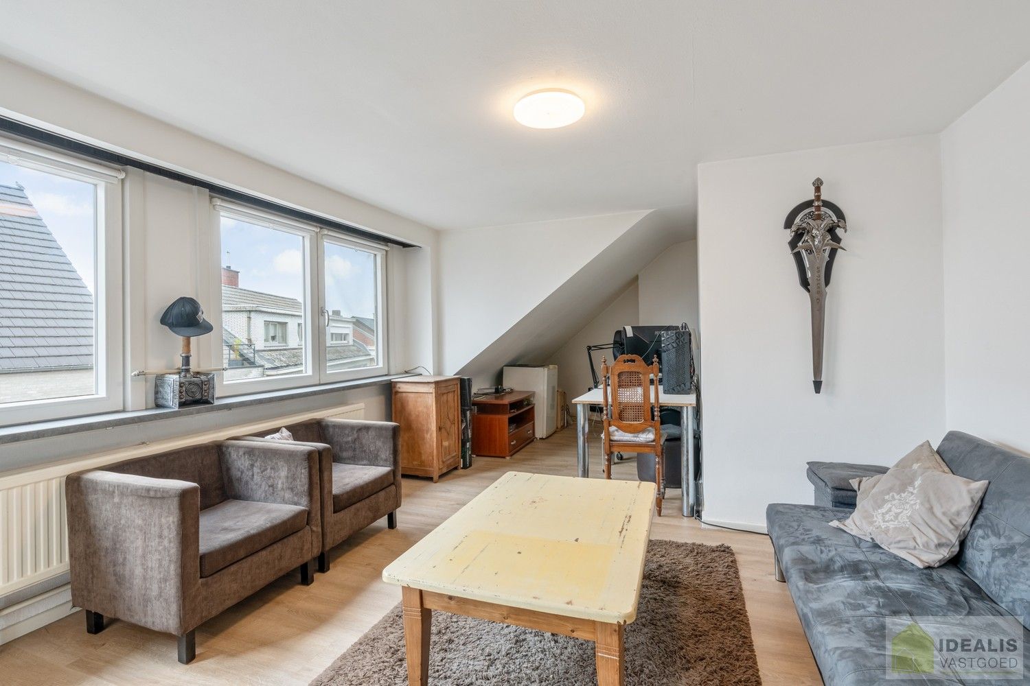 IDEALIS VASTGOED - APPARTEMENT PAL IN  HET CENTRUM VAN HAMONT! Dit appartement omvat 60m² netto bewoonbare oppervlakte en is voorzien van een lichtrijke woonkamer met aansluitend een uitgeruste keuken, nachthal, badkamer, slaapkamer en berging!! Zeer geschikt voor kandidaten op zoek naar een instapklaar appartement in het stadscentrum van Hamont! foto 4