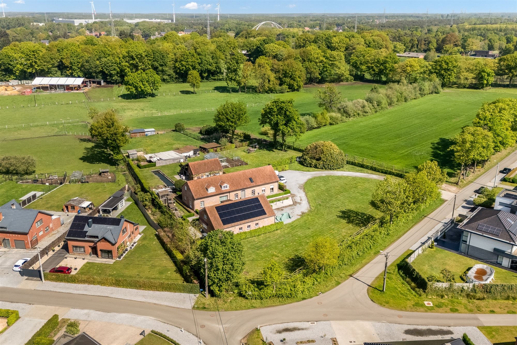 UNIEK EIGENDOM TE PAAL OP PERCEEL VAN MAAR LIEFST 1,2 HECTARE foto 2