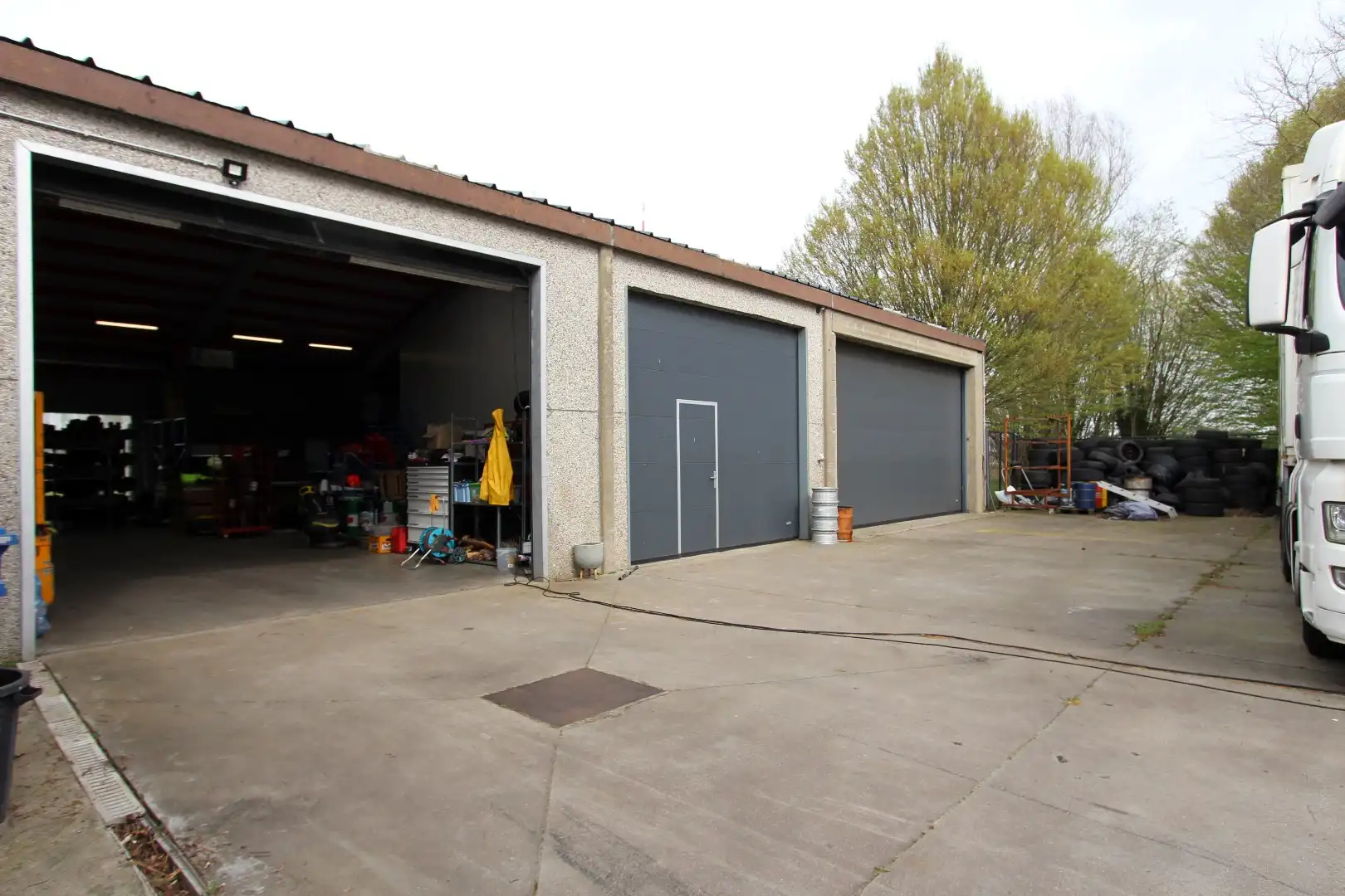 Ruime toonzaal, atelier langs de expressweg Knokke- Antwerpen te Eeklo foto 2