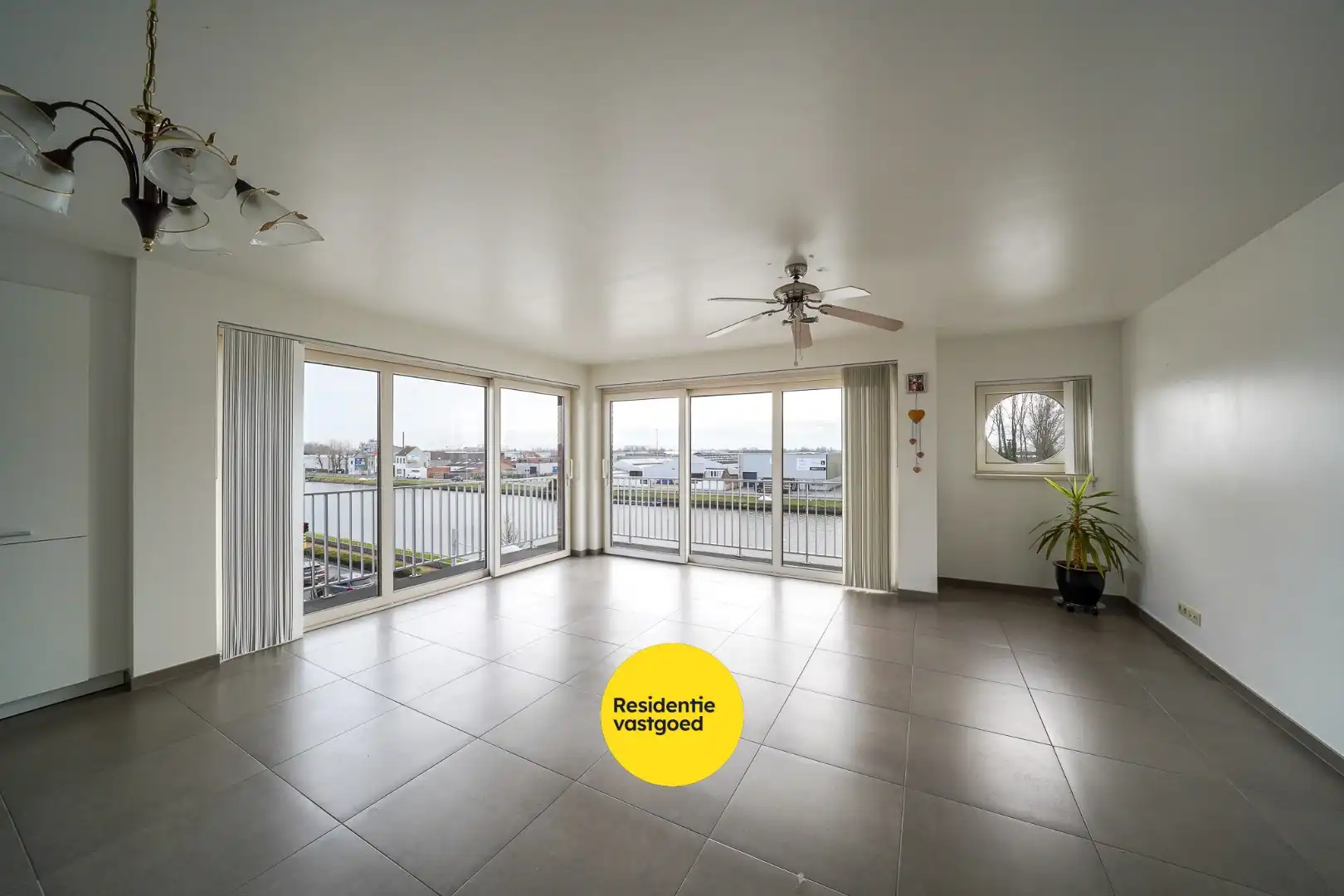Instapklaar appartement met panoramisch zicht op het water. foto 2
