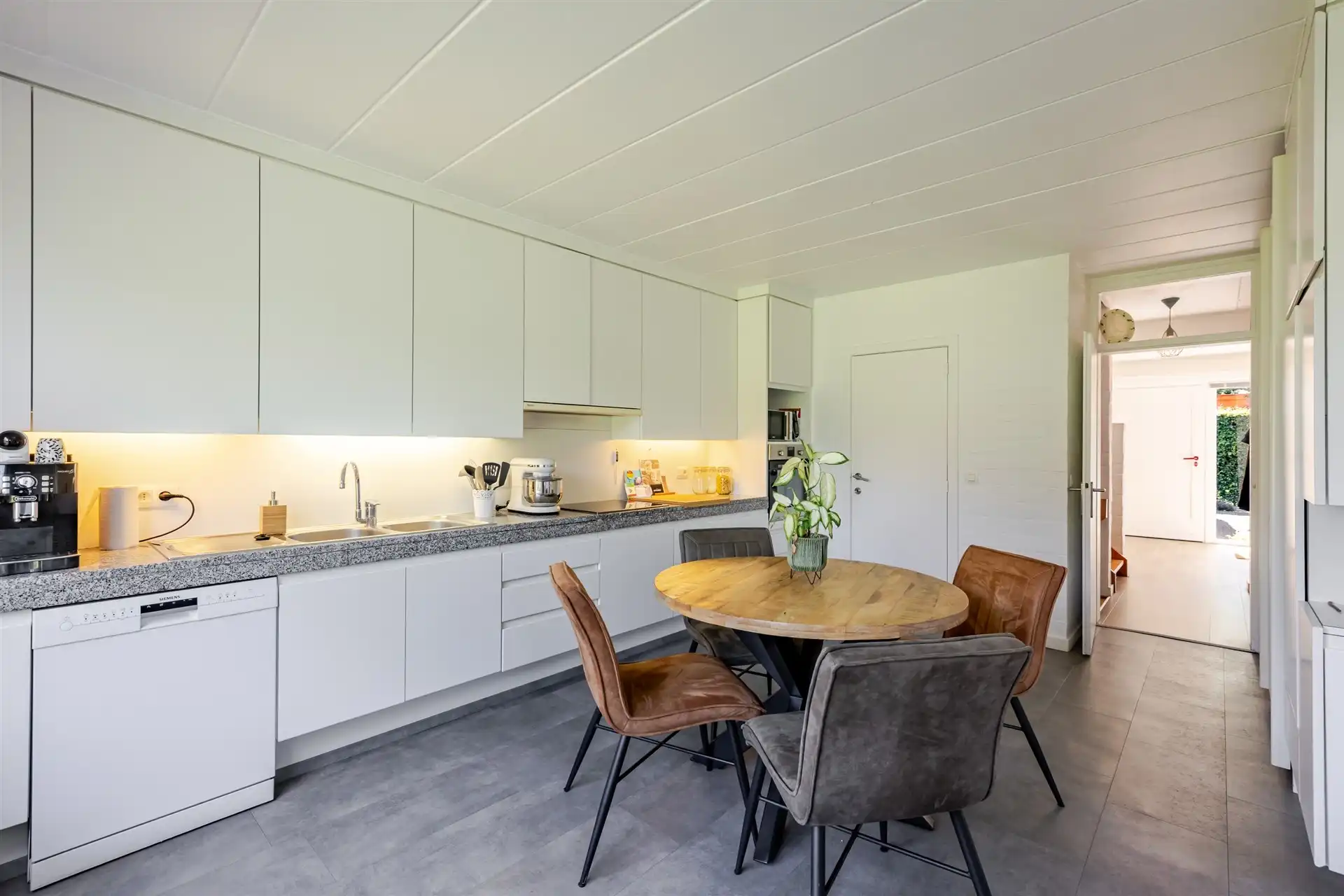 Riante woning met 4 slaapkamers , tuin en praktijk foto 22