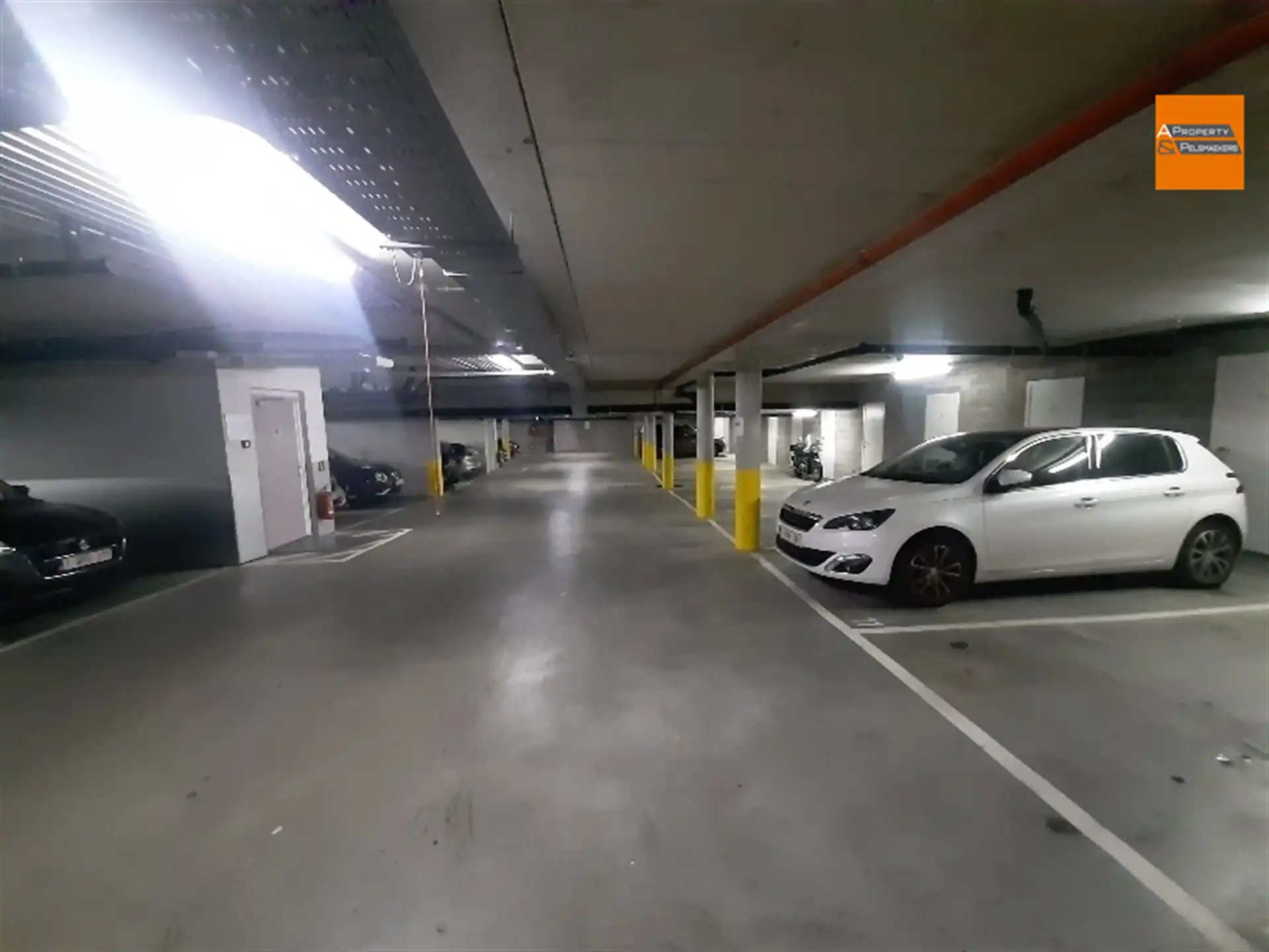 OPTIE : 5 ondergrondse staanplaatsen + 1 kelder foto 9