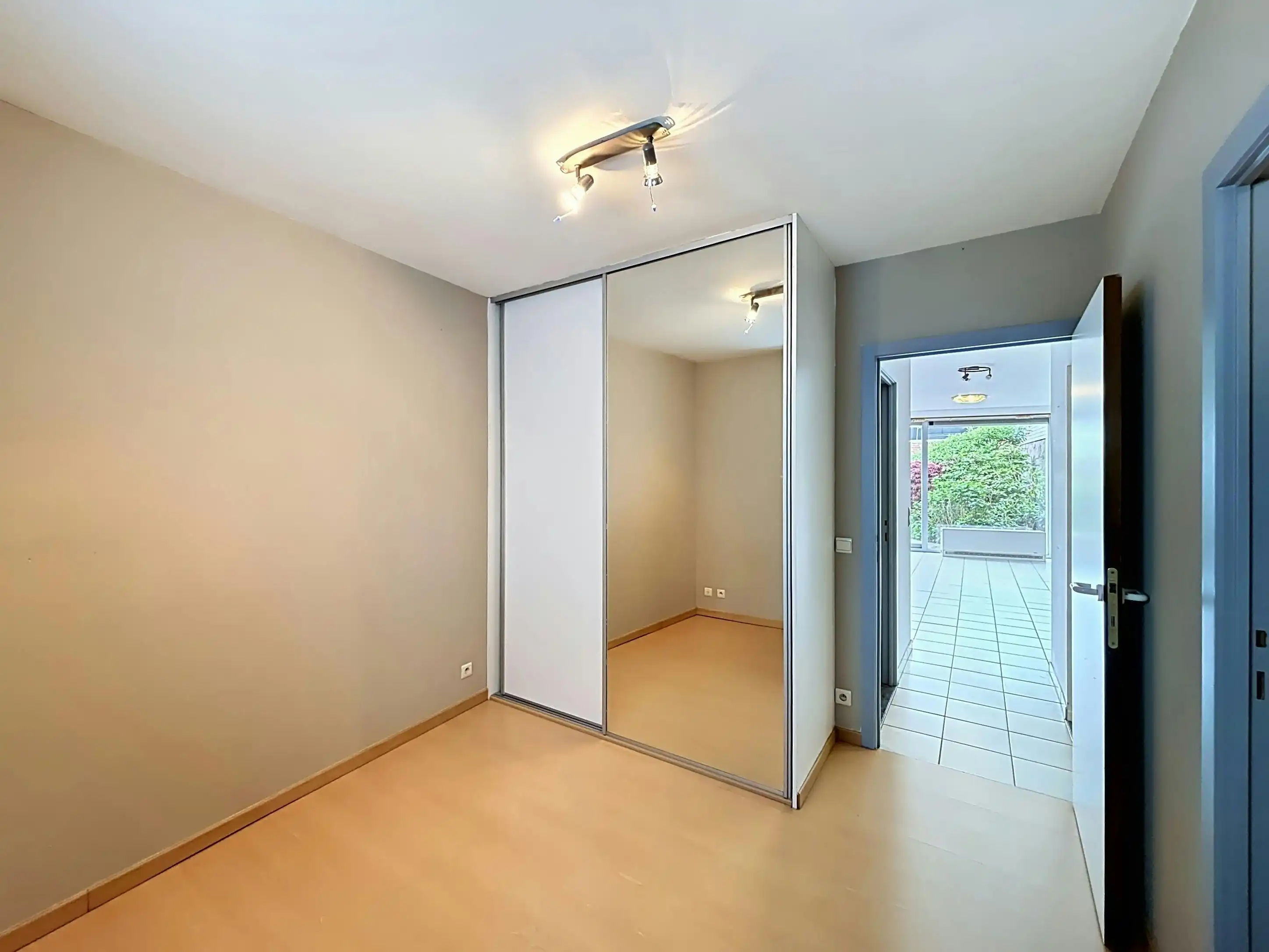 Instapklaar gelijkvloers appartement met gemeenschappelijke tuin en fietsenberging in hartje Kapellen! foto 10