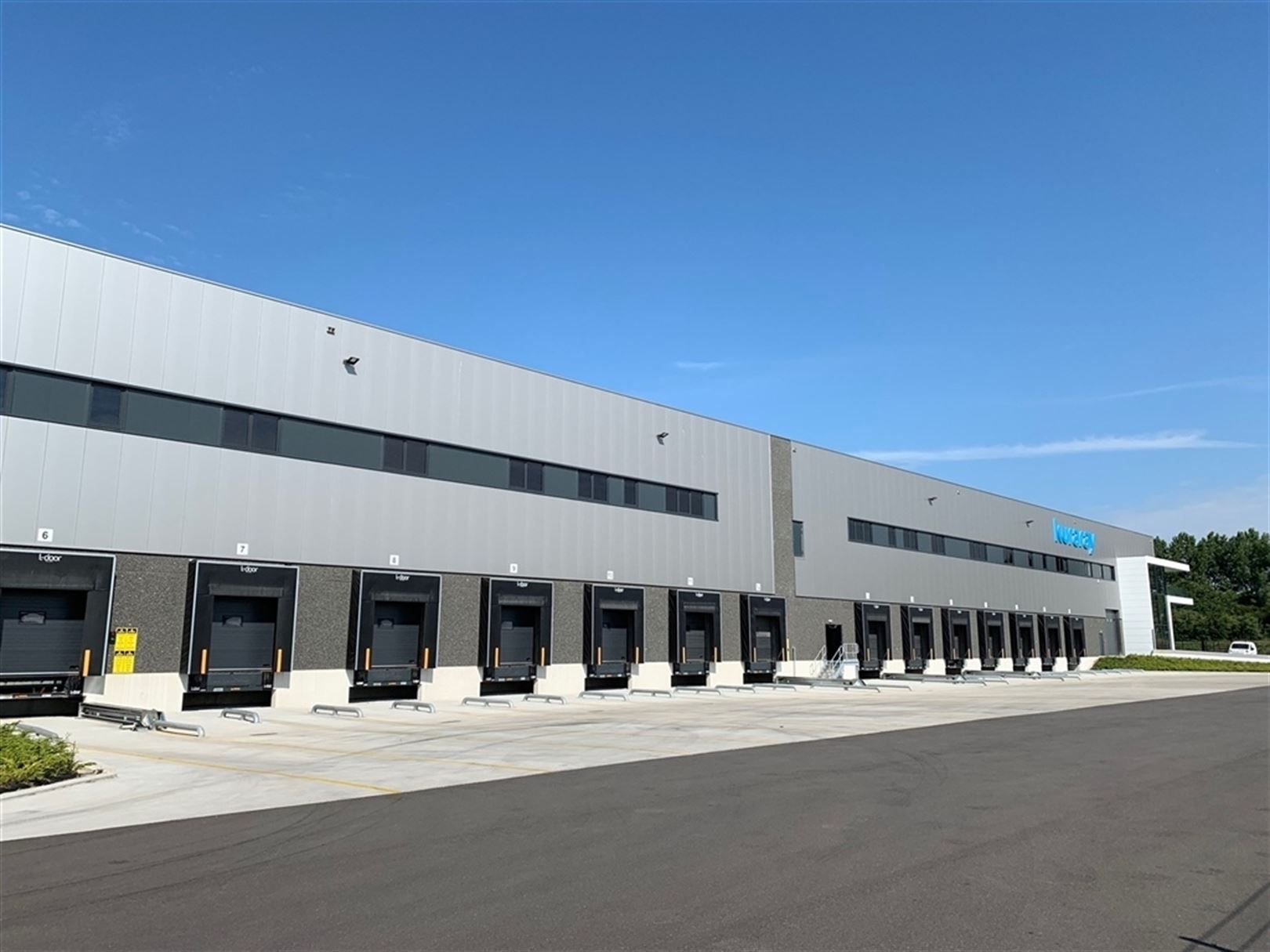 Te huur magazijn, kantoren en verhard terrein in Logistiek Park Waasland foto 3