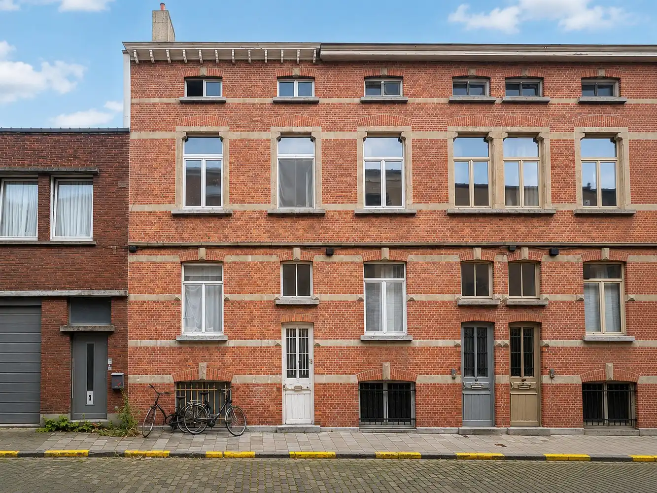 Te renoveren bel-étage stadswoning in vooroorlogse bouwstijl met groot terras, gelegen omgeving Lievekaai op enkele stappen van het Gravensteen. foto {{pictureIndex}}