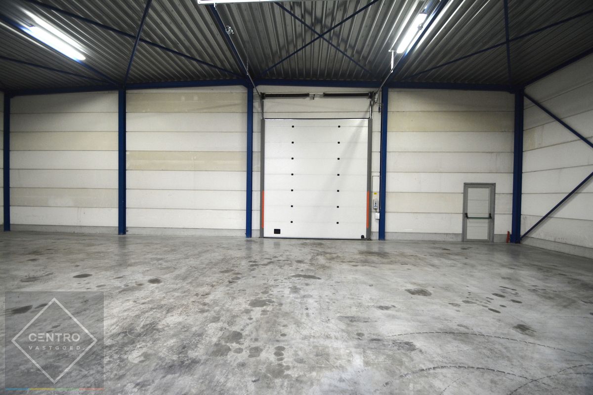 Instapklaar MAGAZIJN (980m2) met geïntegreerde KANTOORRUIMTE en toilet op ambachtelijke zone te Oostkamp foto 5