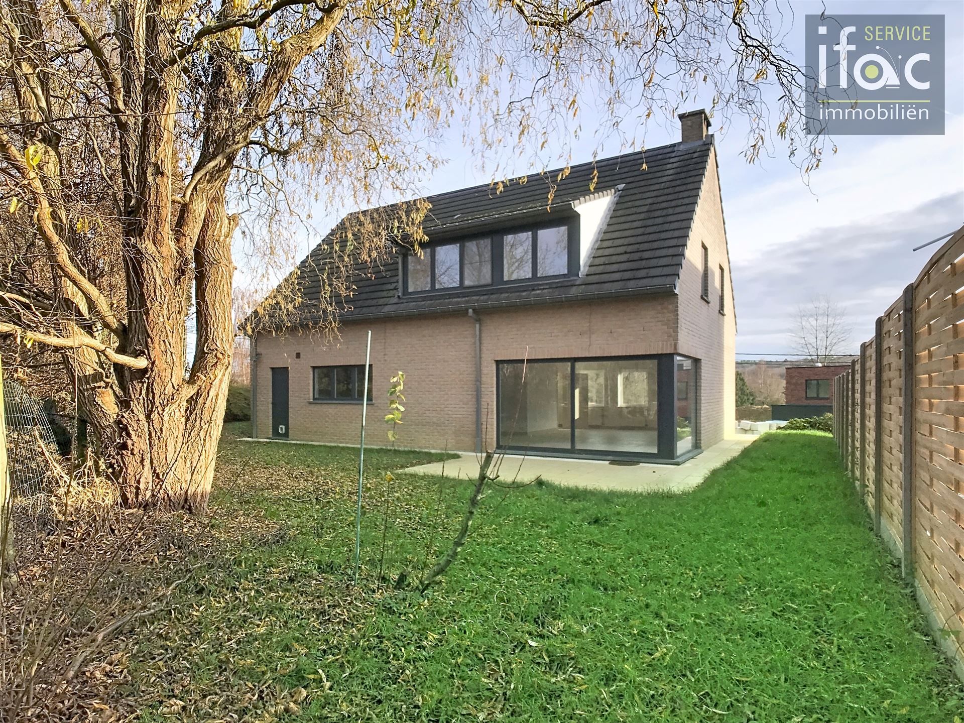 Villa met 4 slaapkamers, 2 badkamers, tuin en garages foto 12