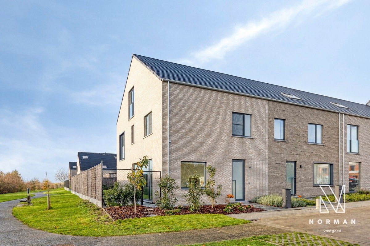 Recent gebouwde woning met 3 slaapkamers, landelijk uitzicht, garage en ruime tuin foto 2