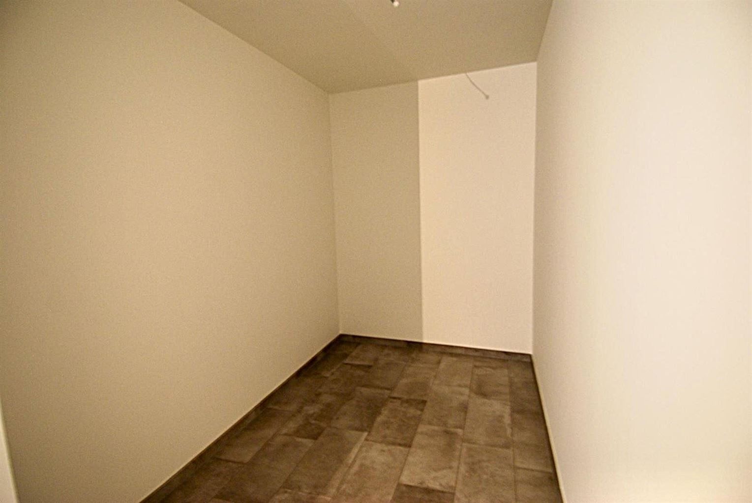 Instapklaar appartement met 1 slaapkamer+(kantoor/hobbykamer), gelegen in het centrum van Maaseik. foto 6