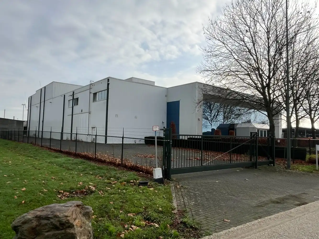 +/- 1790m² bedrijfsgebouw foto {{pictureIndex}}