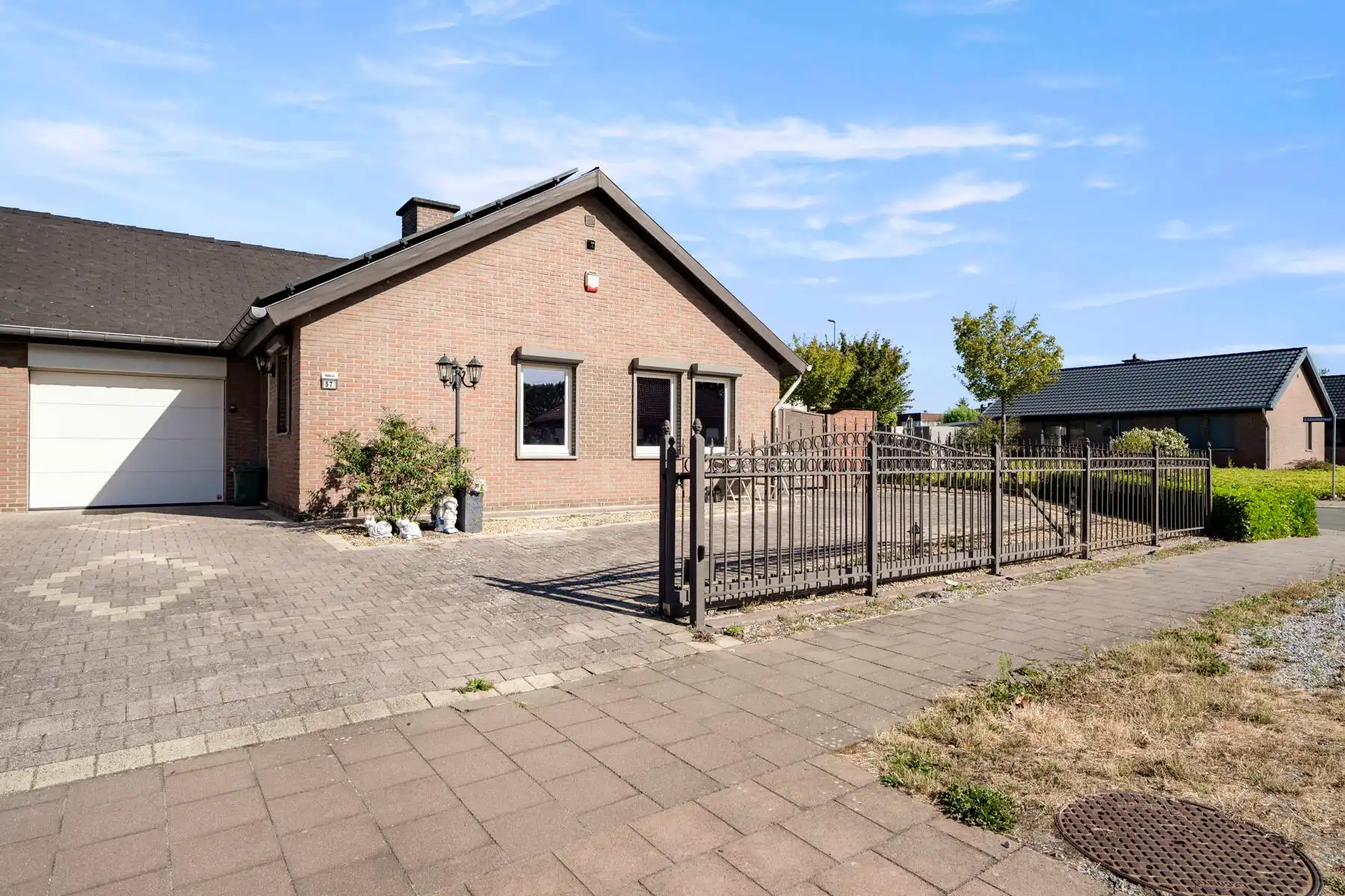 Gelijkvloerse woning met 4 slaapkamers en zonnepanelen  foto {{pictureIndex}}