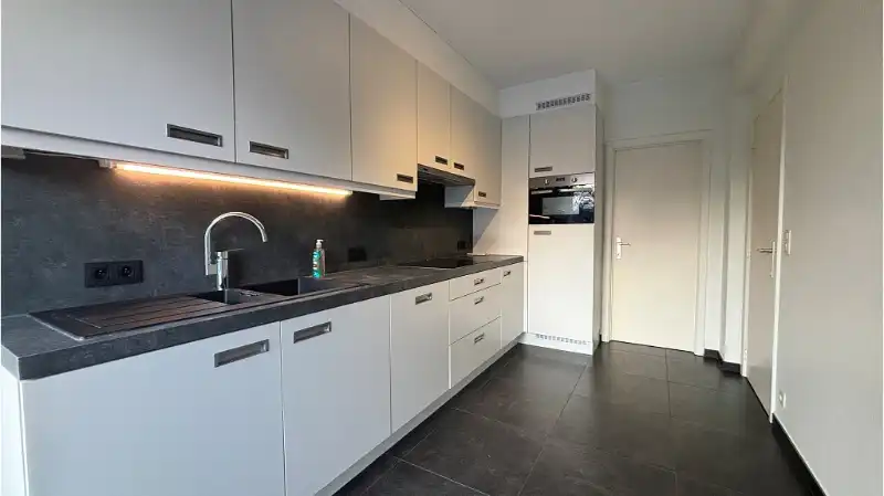 Lichtrijk 2-slaapkamerappartement met 2 Terrassen te huur in Kristus-Koning Brugge foto 5