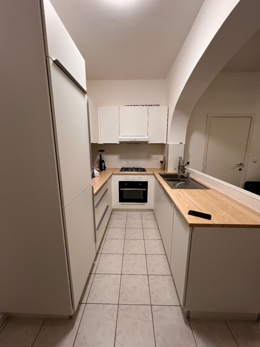 INSTAPKLAAR GELIJKVLOERS APPARTEMENT IN CENTRUM IEPER MET APARTE SLAAPKAMER foto 4