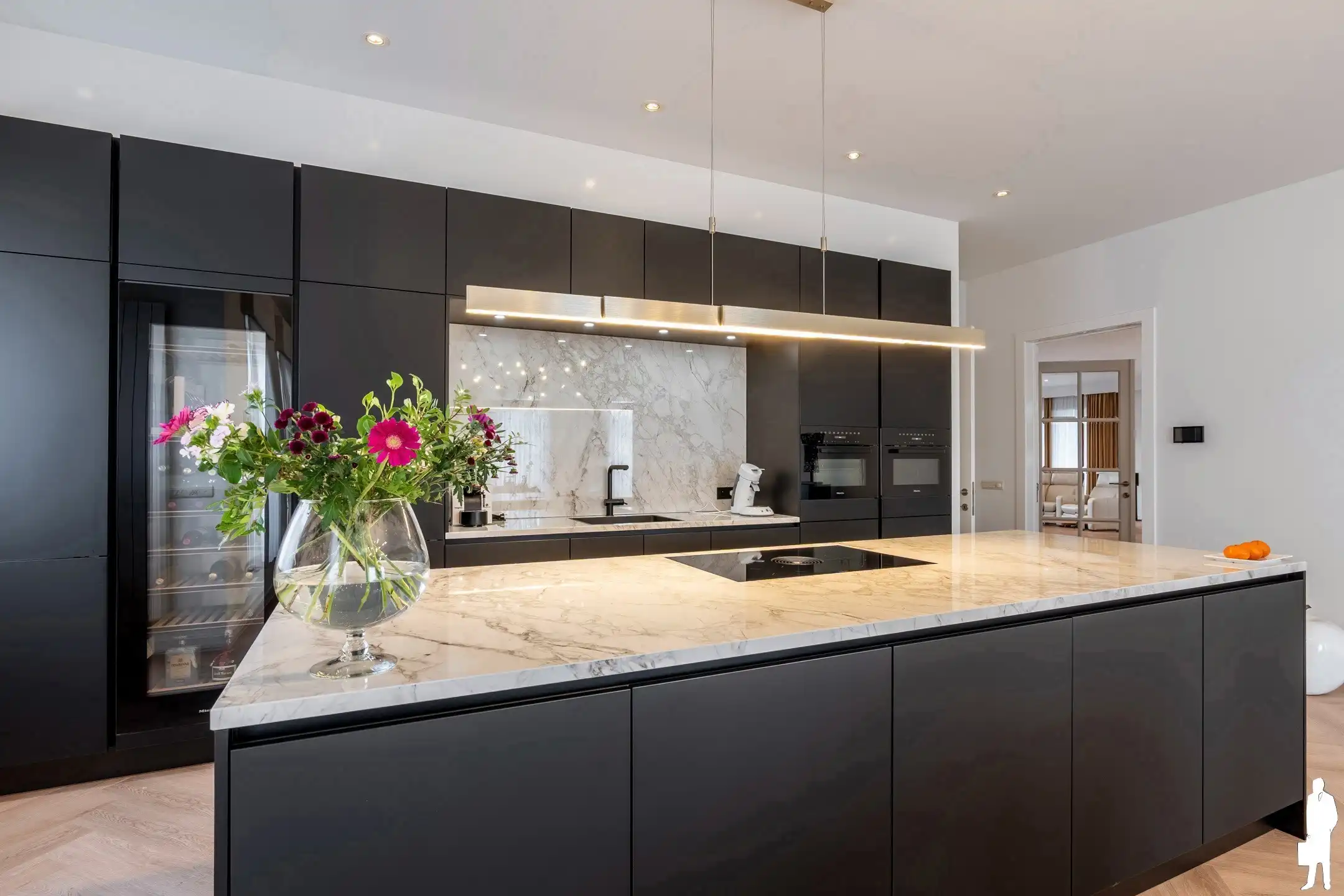 Riante villa (maar liefst 454m² woonopp.) vlakbij Nederland foto 2