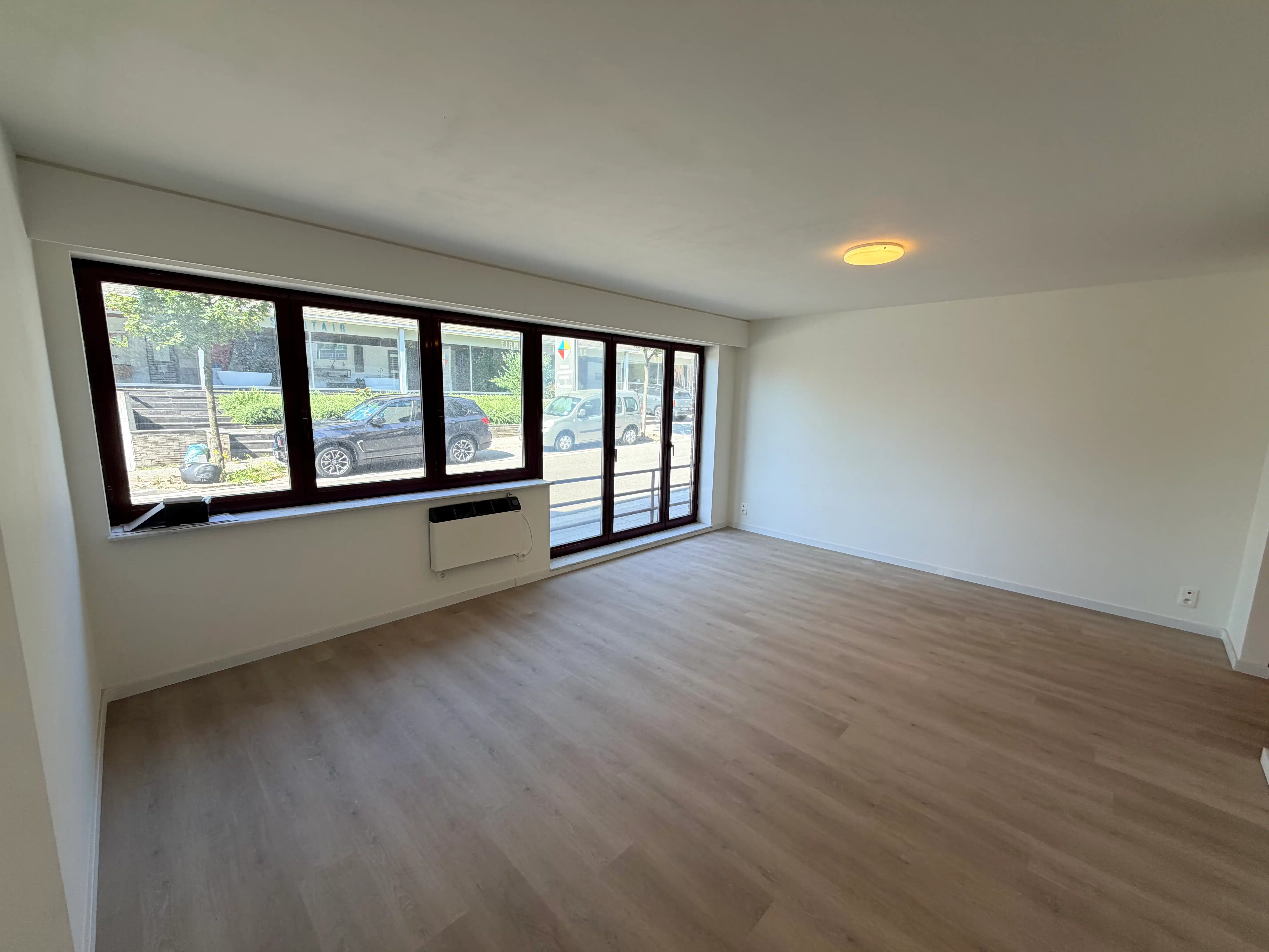 --- NIEUW --- Mooi gerenoveerd, gelijkvloers gelegen appartement. foto 3