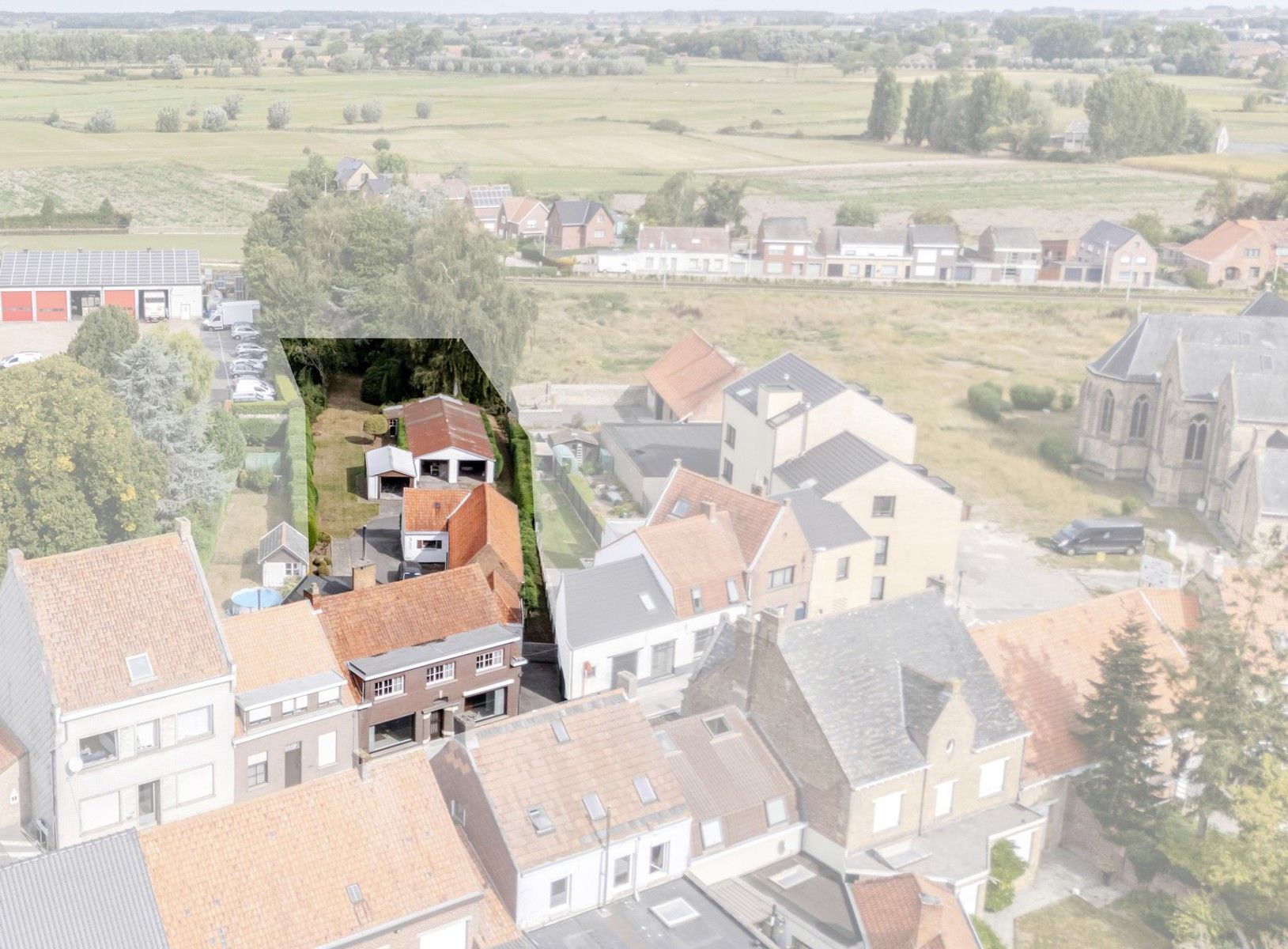 Hoofdfoto van de publicatie: Ruime woning met meerdere bijgebouwen