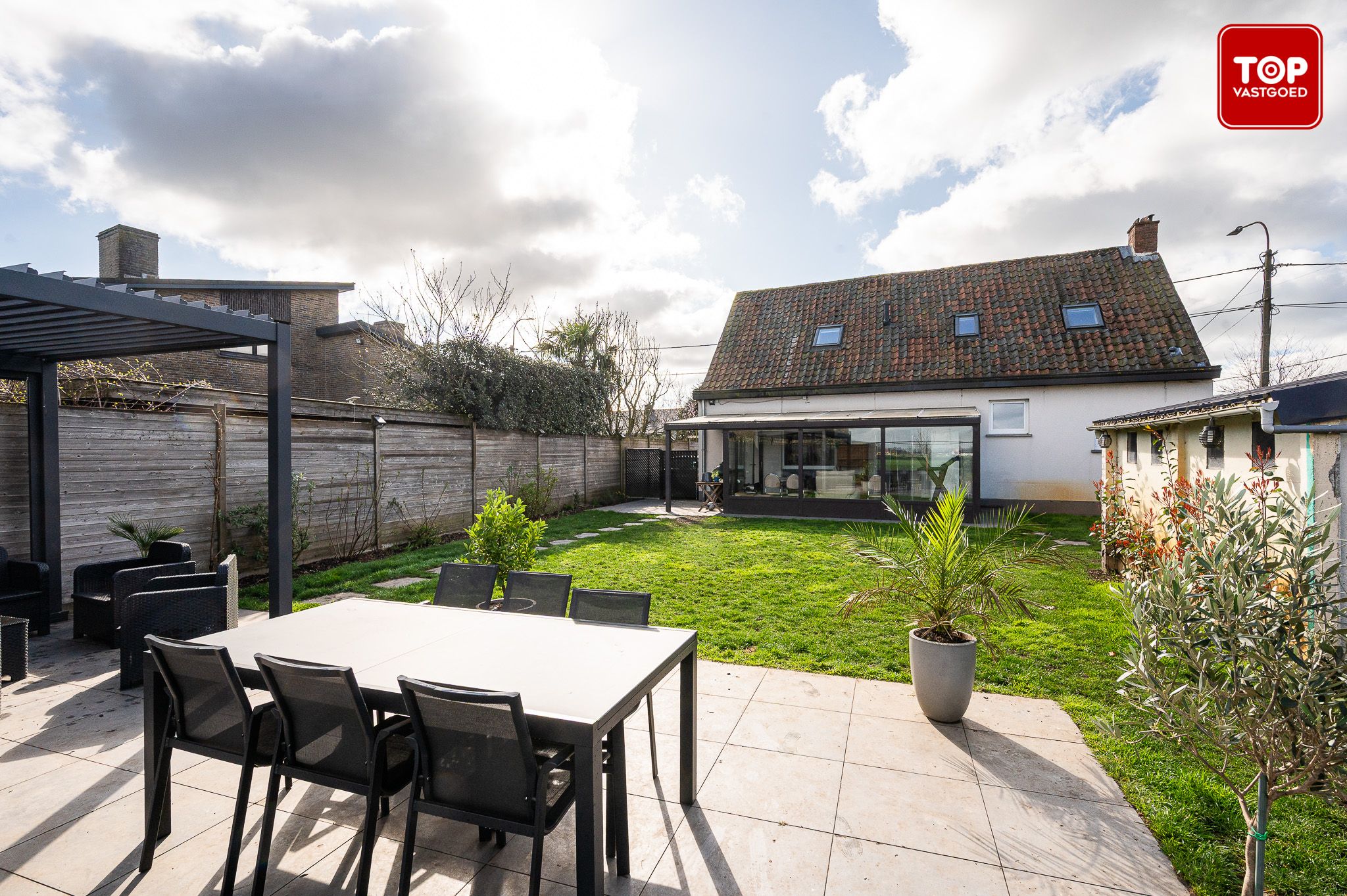 instapklare woning met zicht op uitgestrekte velden foto 24