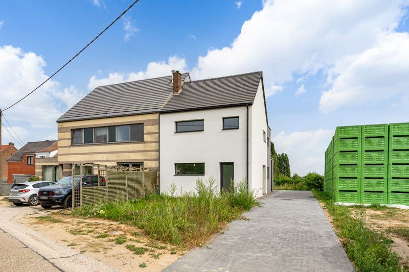 Totaal gerenoveerde woning, gelegen op 7are in een zeer rustige straat foto 28