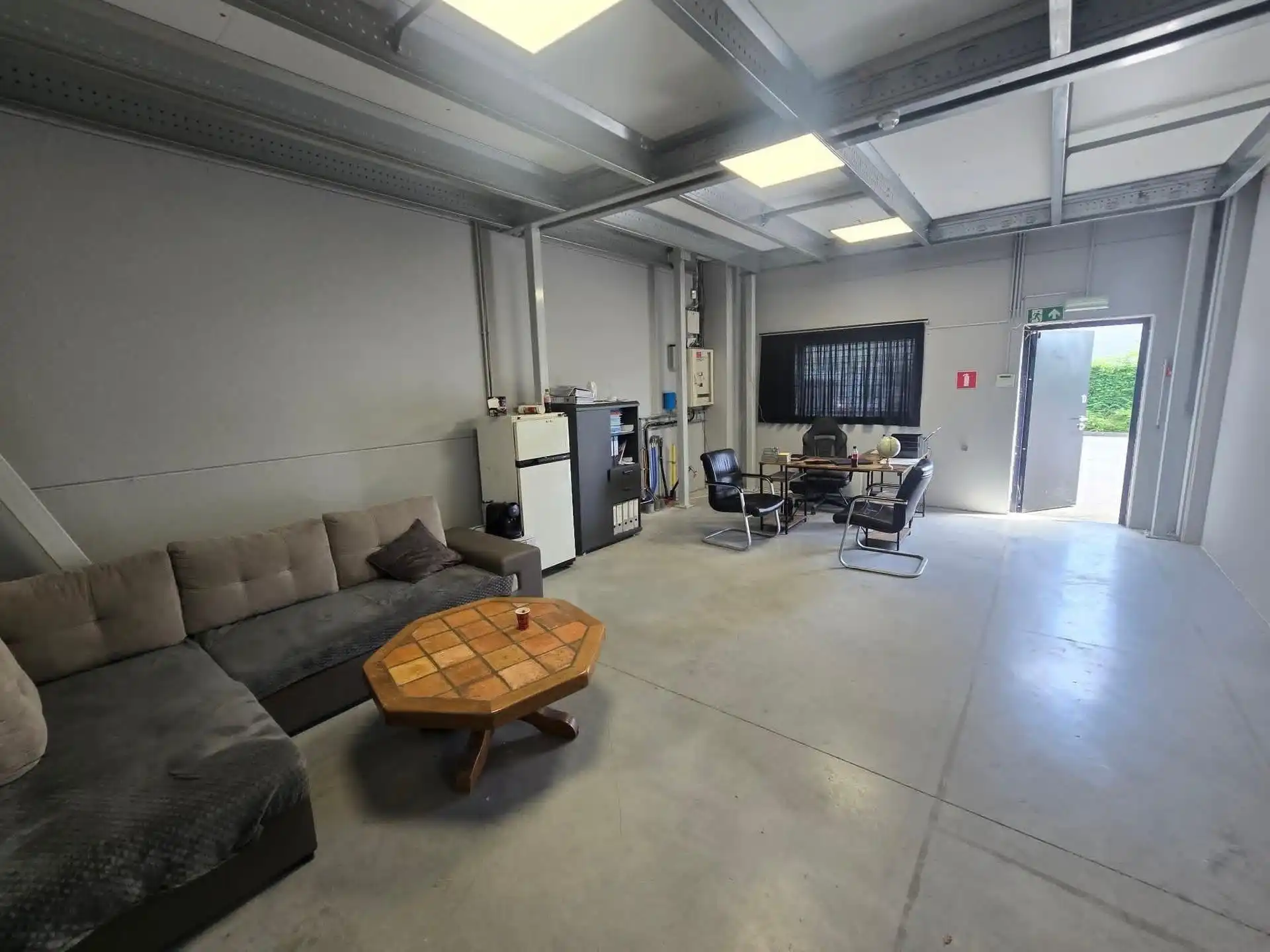 Magazijn van 400m² met 4 autostaanplaatsen foto 11