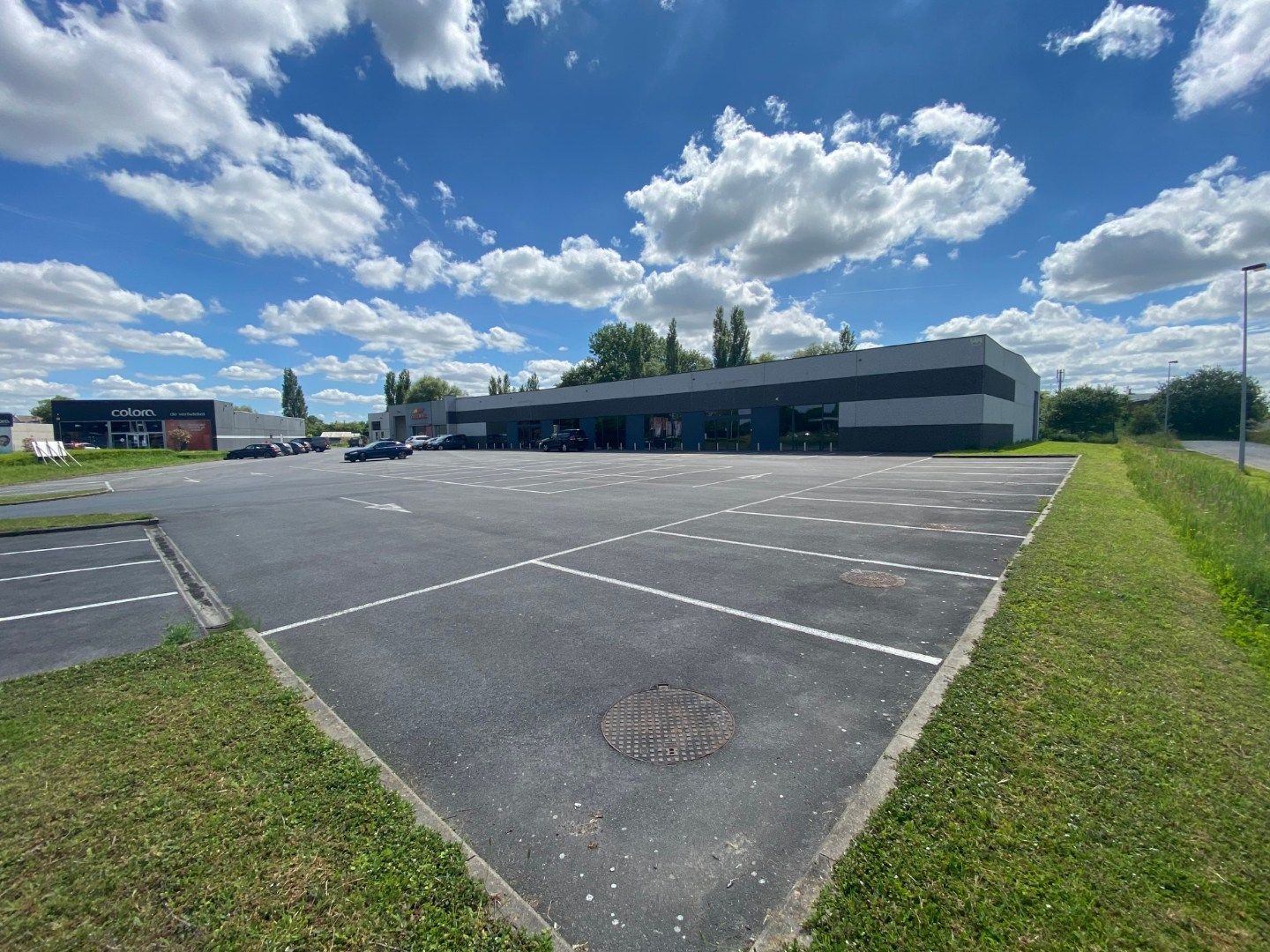 819m² AMBACHTELIJKE KMO-UNIT TE IEPER foto {{pictureIndex}}
