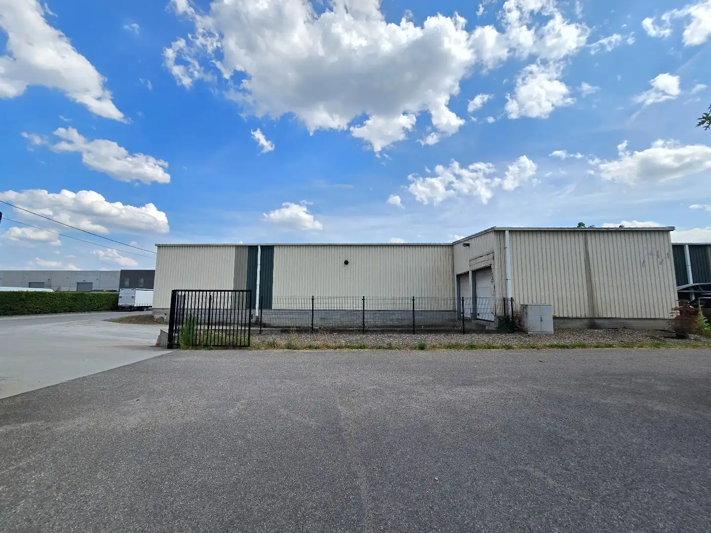 Ruime magazijn-/bedrijfsruimte van ca. 1.200 m² met 5 sectionaalpoorten en 3 laadkades op goed bereikbaar industrieterrein foto 37