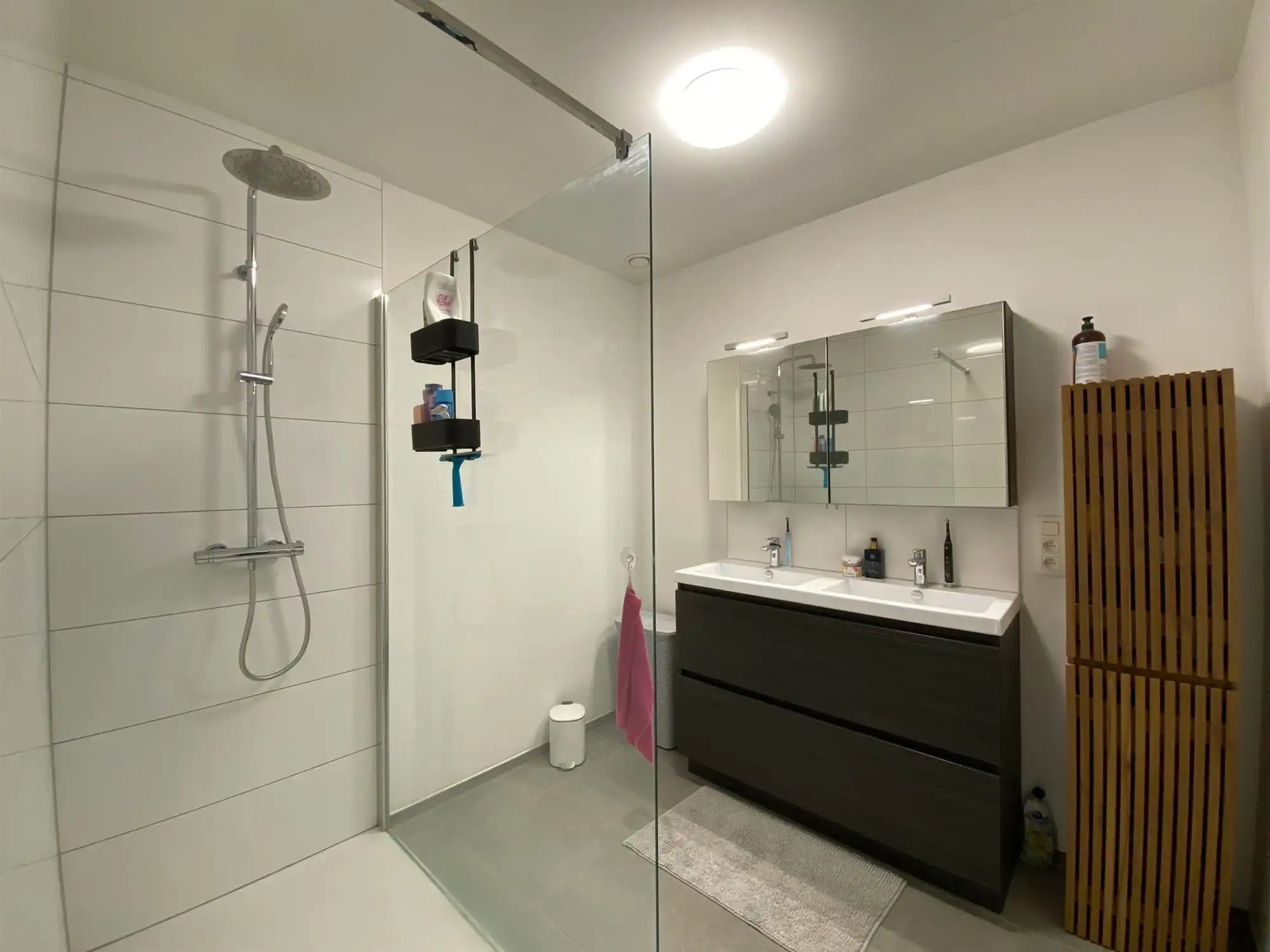 Knap en energiezuinig gelijkvloers appartement met 2-slpk, aangename tuin en een autostaanplaats foto 11