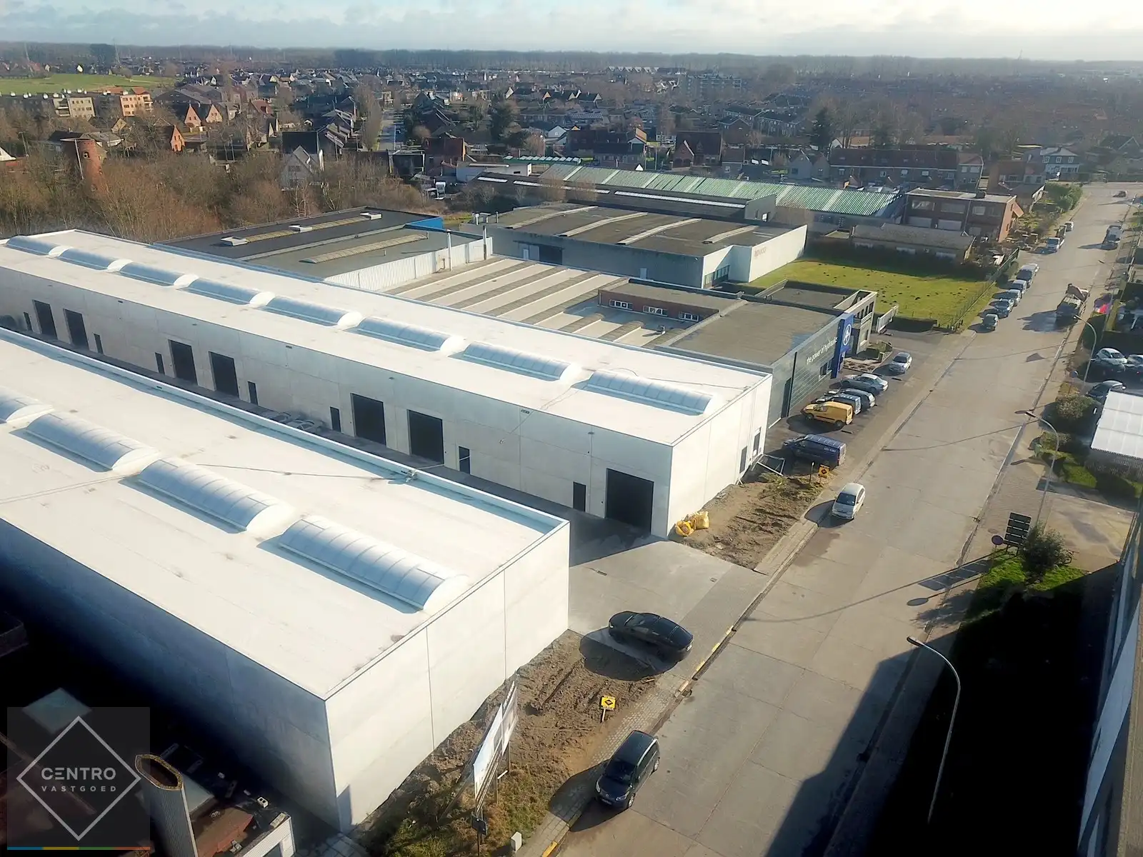 NB LOODS (221m2) voorzien van alle nutsen, vrije hoogte van 6,2m (tussenverdieping mogelijk) en een private PARKEERPLAATS op ambachtelijke zone te Brugge. foto 9