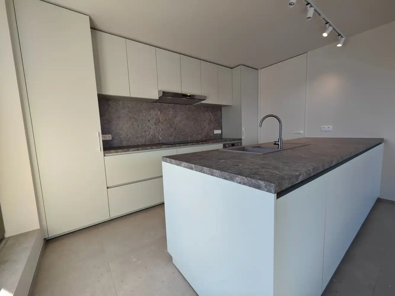 High-end nieuwbouw-duplex met ruim terras, parking en ruime buitenberging foto 7