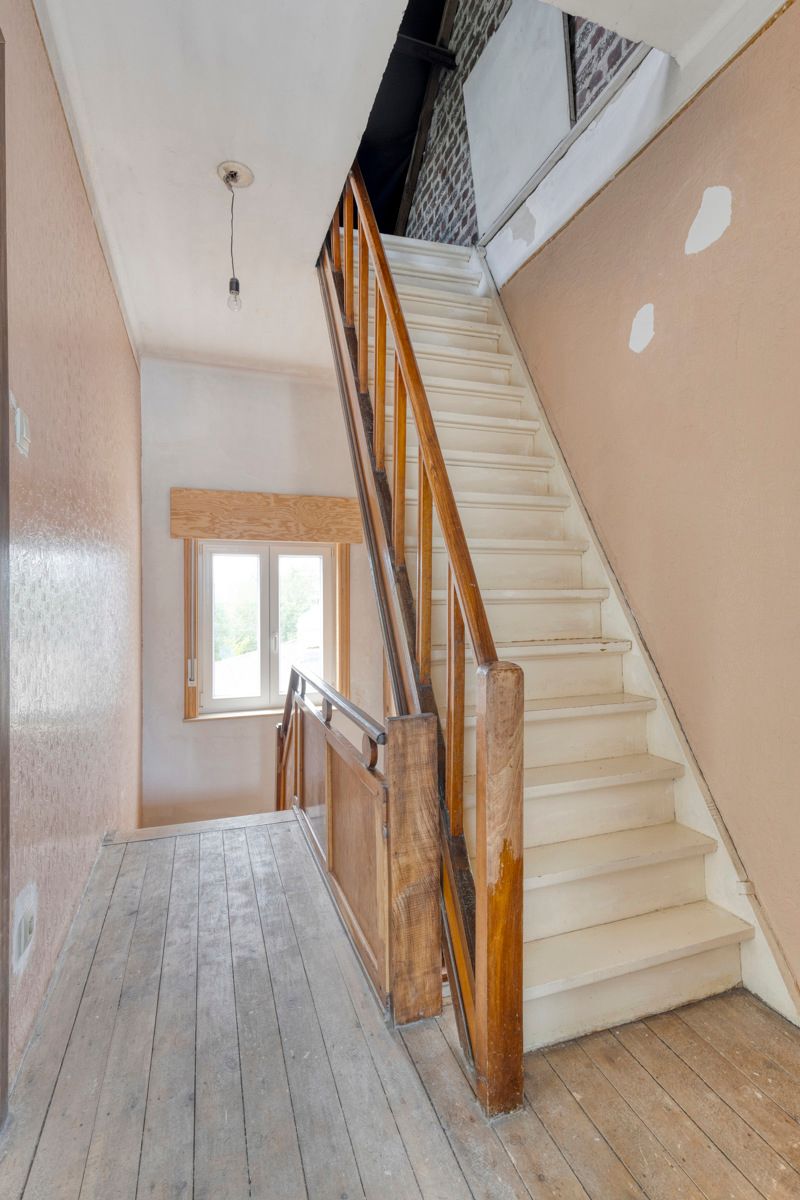Deels te renoveren lichtrijke driegevelwoning  foto 11