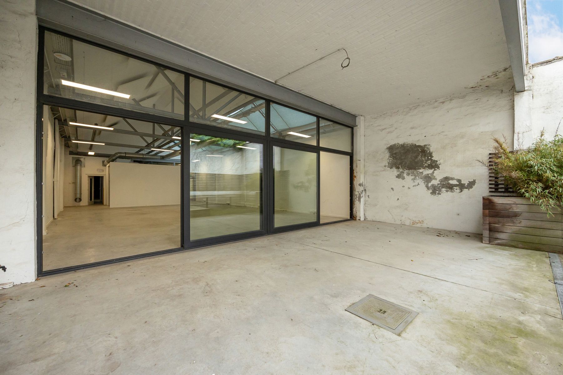 Instapklaar kantoorgebouw te koop in Merksem foto 9