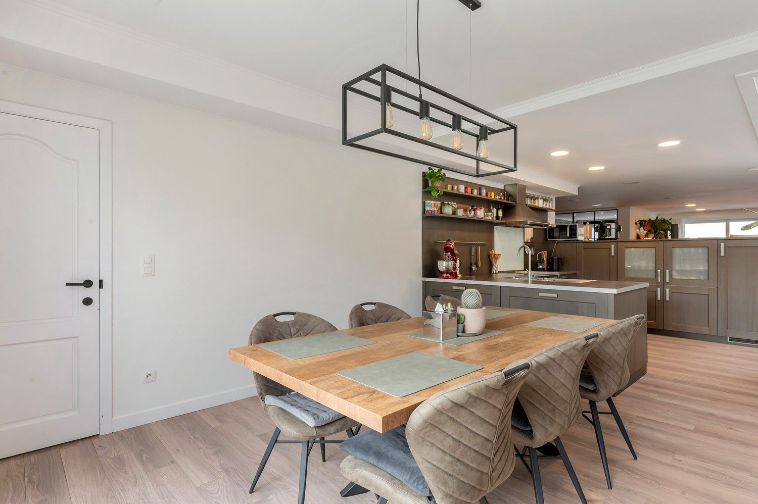 Uitzonderlijk gelijkvloers appartement met royale kelder en twee carports. foto 16