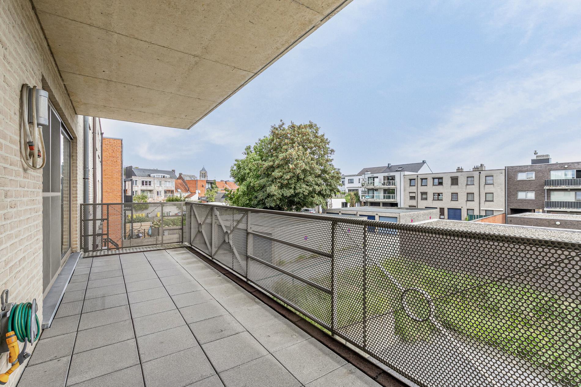 Goed onderhouden ruim (109 m²) ingedeeld appartement met terras in een nette residentie in het centrum. foto 9