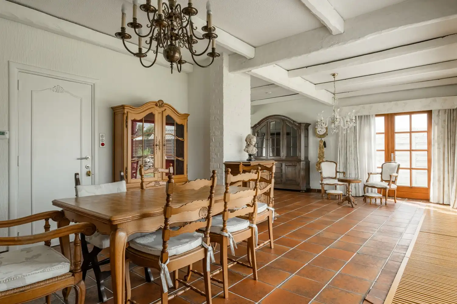 Charmante op te frissen woning van 187 m² op een toplocatie in Pelt! foto 11