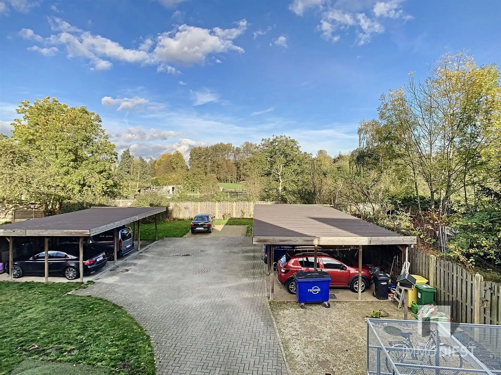 Duplexappartement met 2 slaapkamers, ruim terras en overdekte autostaanplaats in hartje Zichem. foto 10