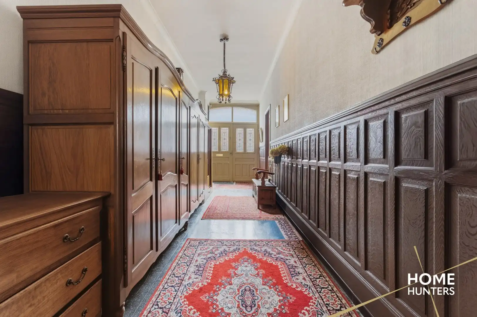 Karaktervolle te renoveren woning met 4 slaapkamers en ruime tuin te Ieper foto 2